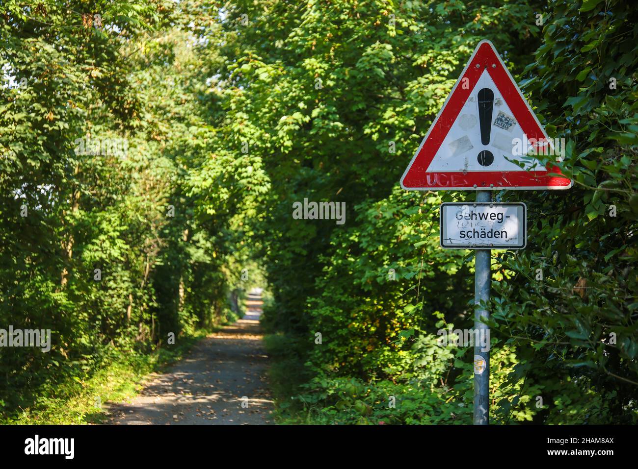 Mülheim an der Ruhr, Nordrhein-Westfalen, Deutschland - Achtung Bürgersteige, geschlossener Fuß- und Radweg auf der Ruhrinsel Saarn-Mendener Ruhraue Stockfoto