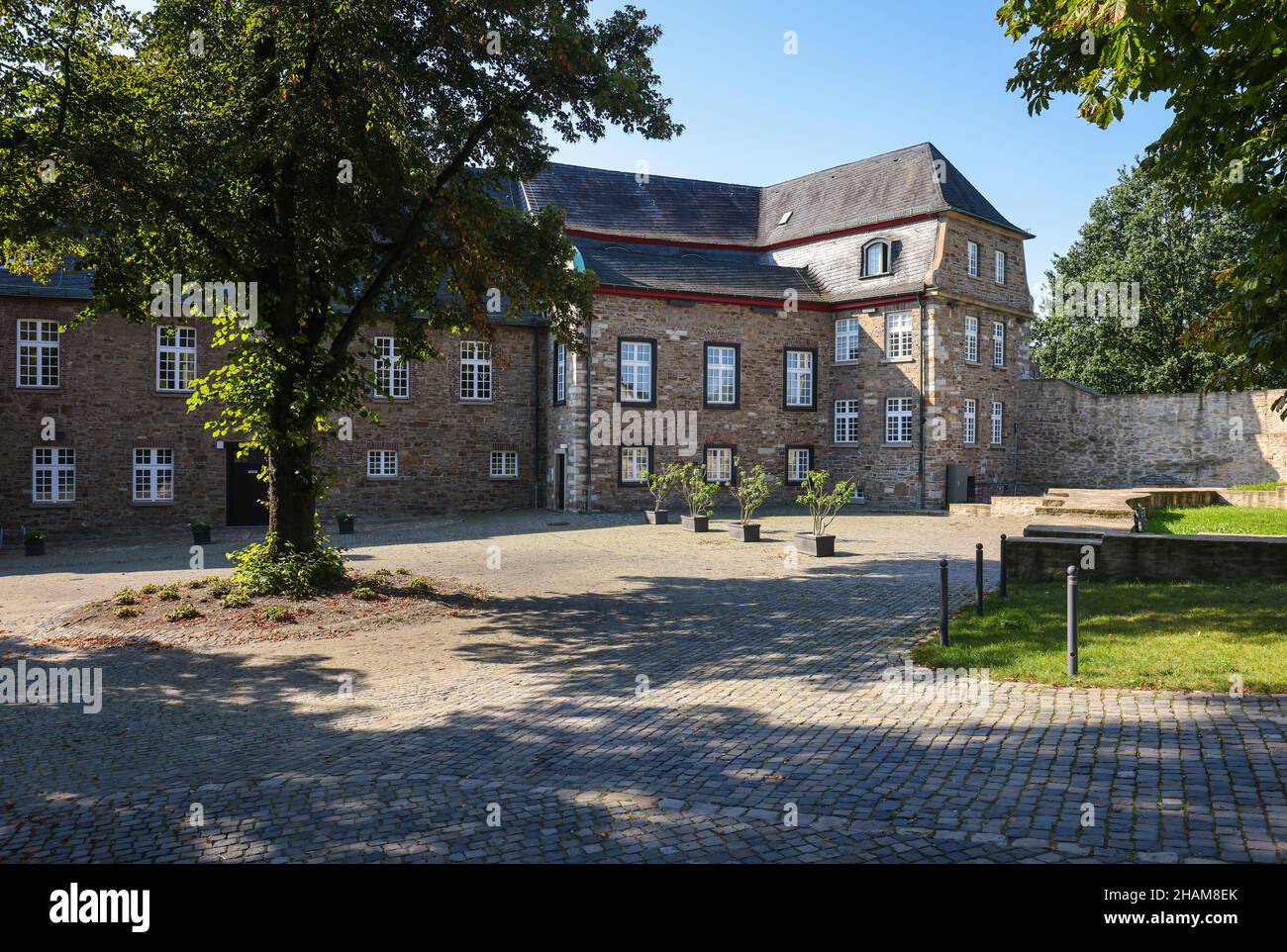 Mülheim an der Ruhr, Ruhrgebiet, Nordrhein-Westfalen, Deutschland - Schloss Broich im Park MueGa, Mülheims Garten an der Ruhr. Stockfoto