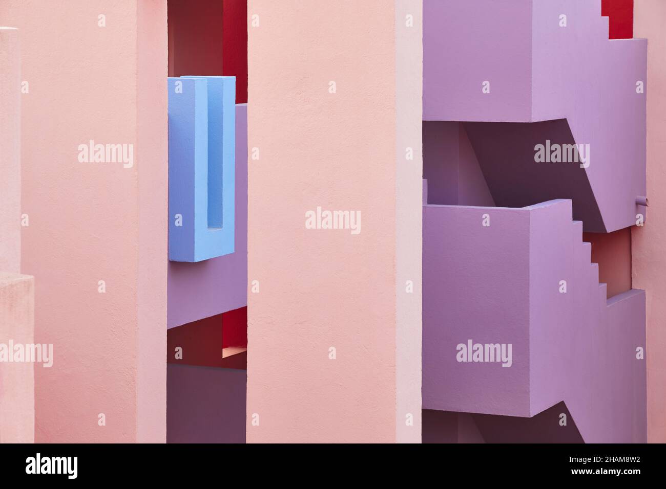 Geometrisch gefärbte Gebäudefassade und Treppen. Rote Wand. Alicante, Spanien Stockfoto