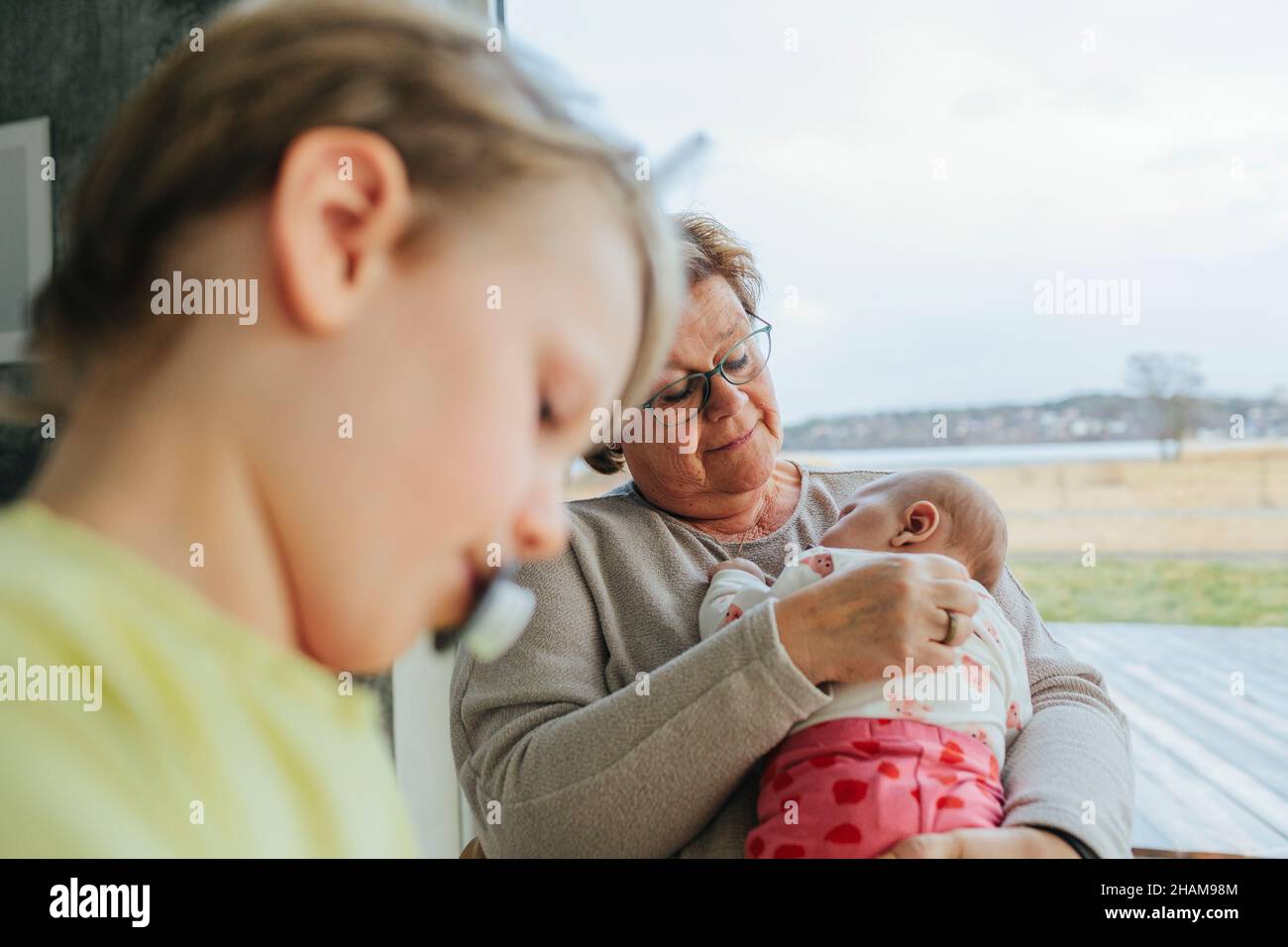 Großmutter mit Baby Enkelin Stockfoto