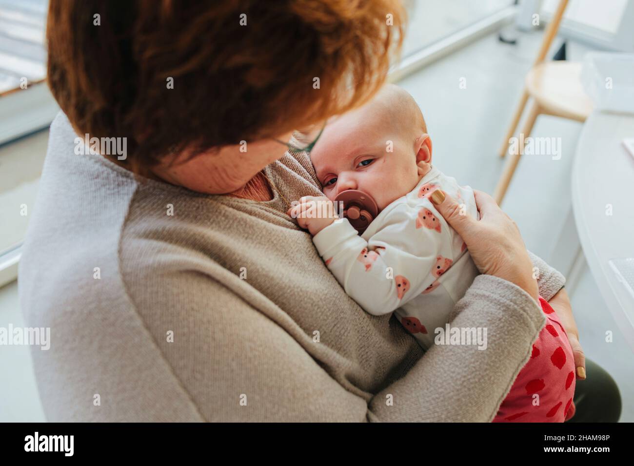 Großmutter mit Baby Enkelin Stockfoto