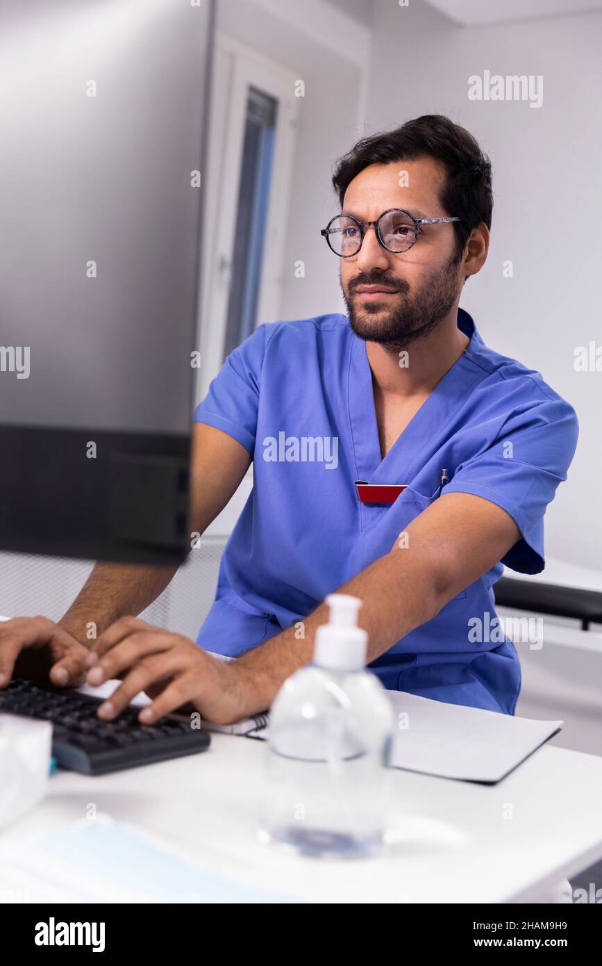 Arzt im Büro mit Computer Stockfoto