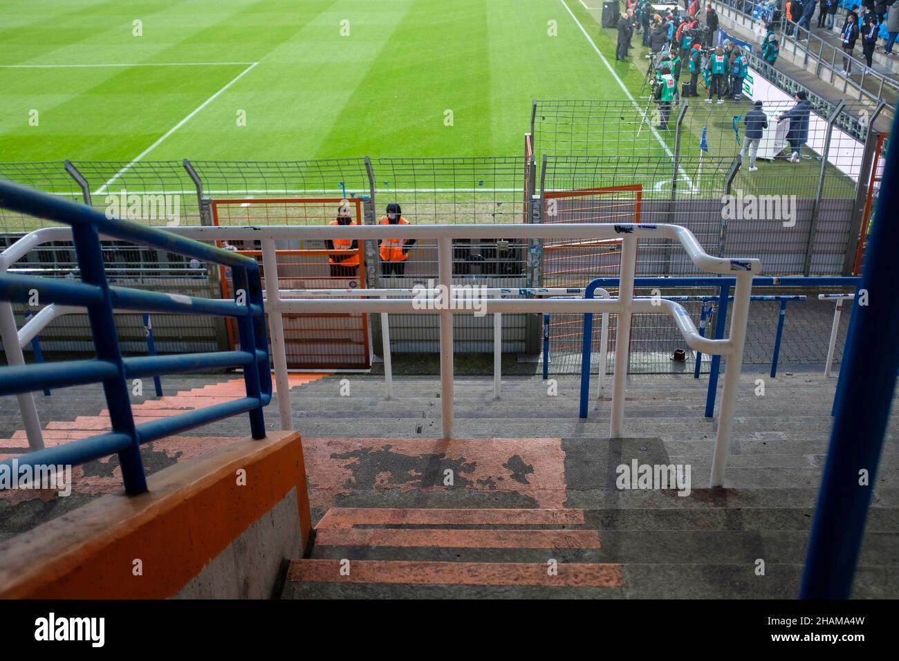 Feature, leere Standstände im Vonovia-Ruhrstadion, ohne Fans, Tribuene, Fußball 1st Bundesliga, 15th Spieltag, VfL Bochum (BO) - Borussia Dortmund (DO), am 11th. Dezember 2021 in Bochum/Deutschland. #die DFL-Vorschriften verbieten die Verwendung von Fotos als Bildsequenzen und/oder quasi-Video # Â Stockfoto