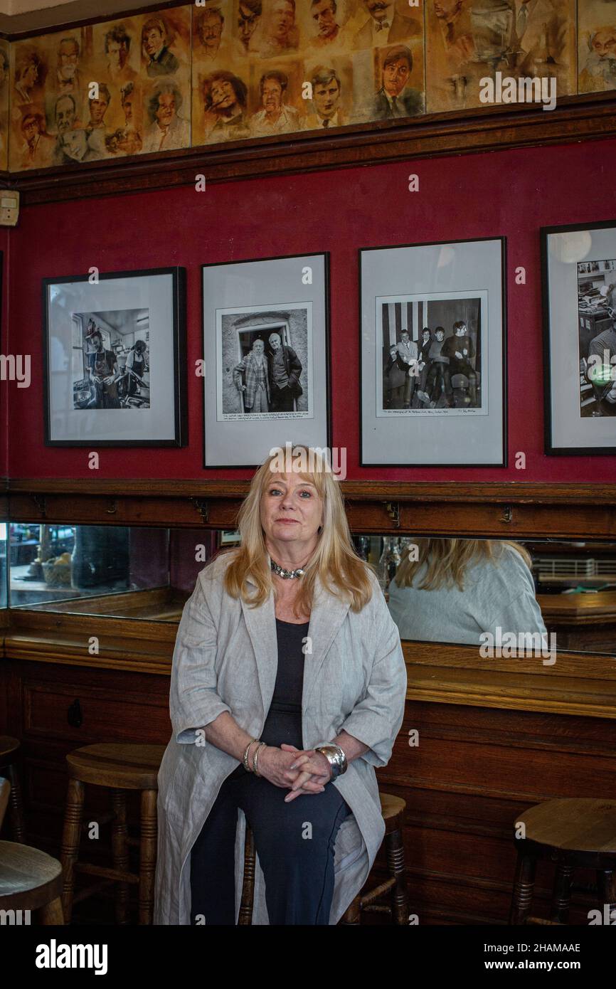 French House Pub in Soho mit Vermieterin Lesley Lewis, Soho, London, England, Großbritannien Stockfoto