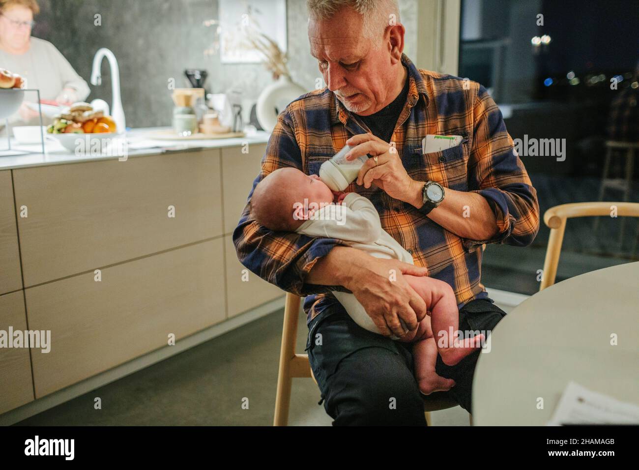 Großvater füttert Enkelkind Stockfoto