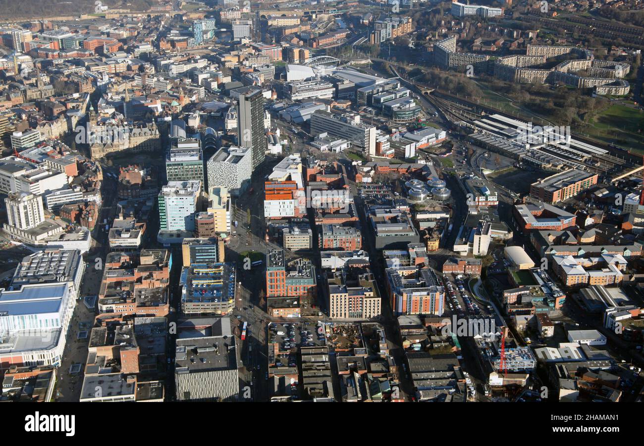 Luftaufnahme des Stadtzentrums von Sheffield mit Blick auf NNOsten auf verschiedene Straßen, inklusive: The Moor, Charter Row, Eyre Street & Milton Street Stockfoto