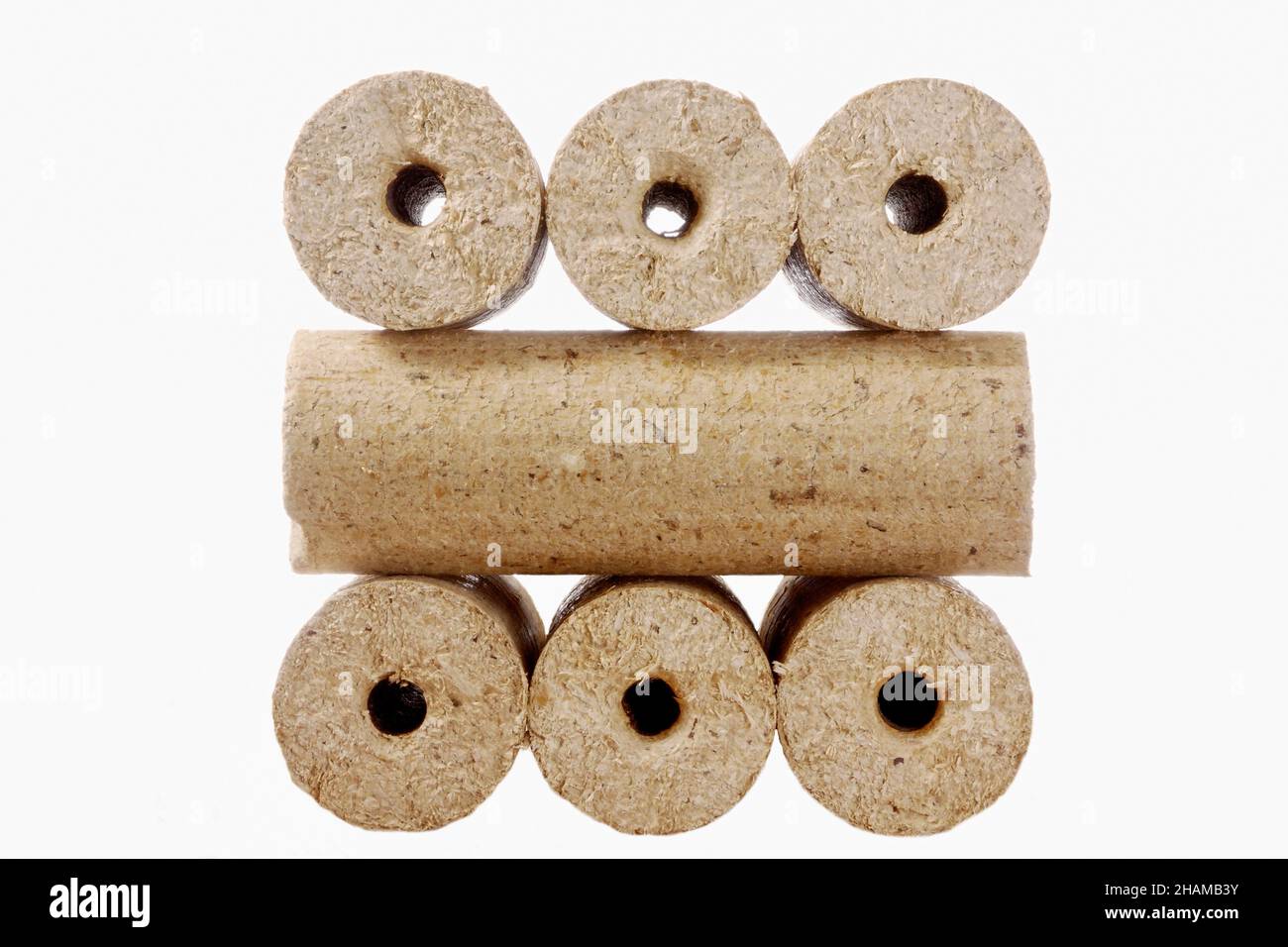 Runde Holzbriketts isoliert auf weißem Hintergrund Stockfoto
