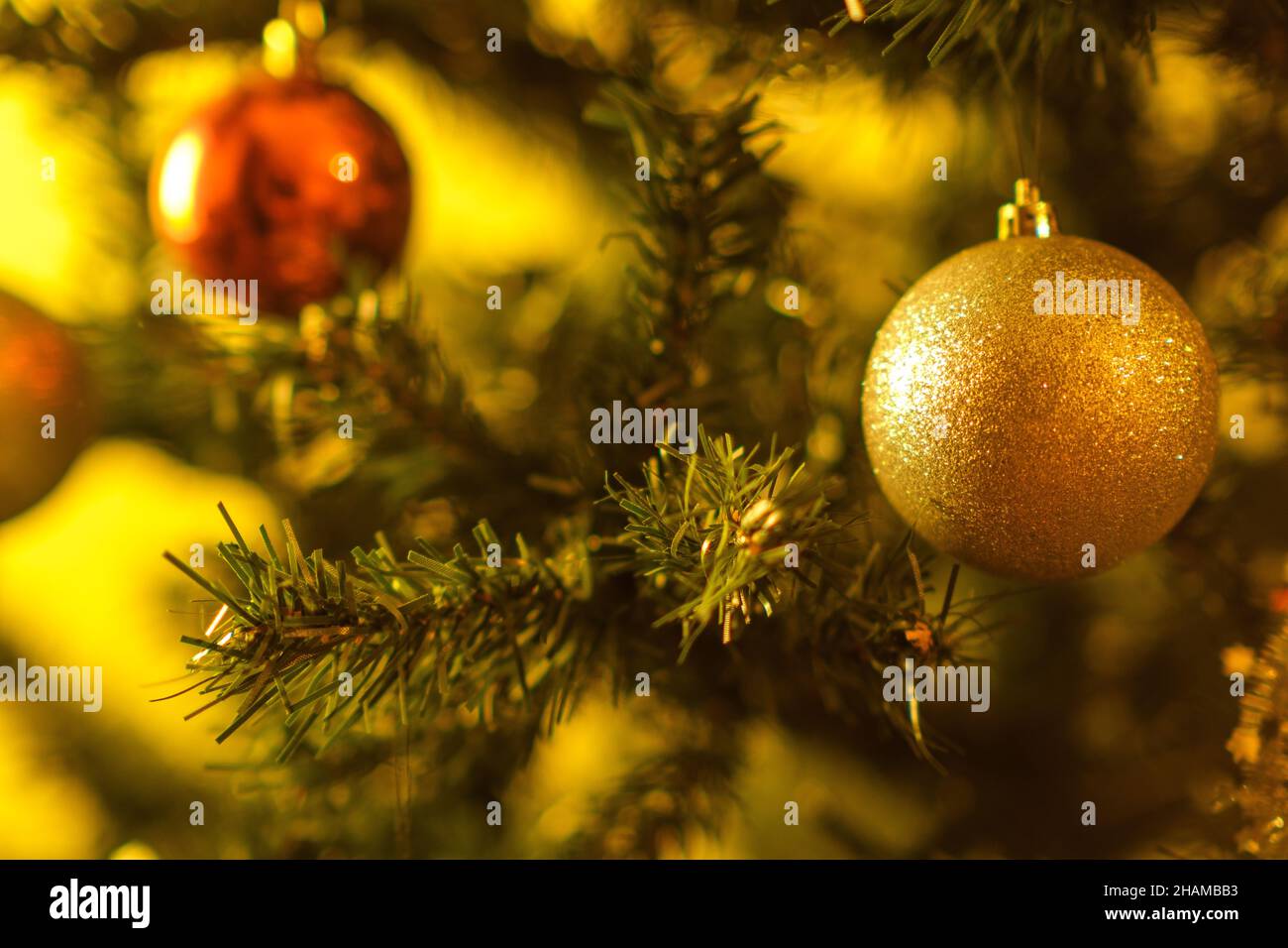Nahaufnahme von Weihnachtsschmuck auf einem Weihnachtsbaum Stockfoto