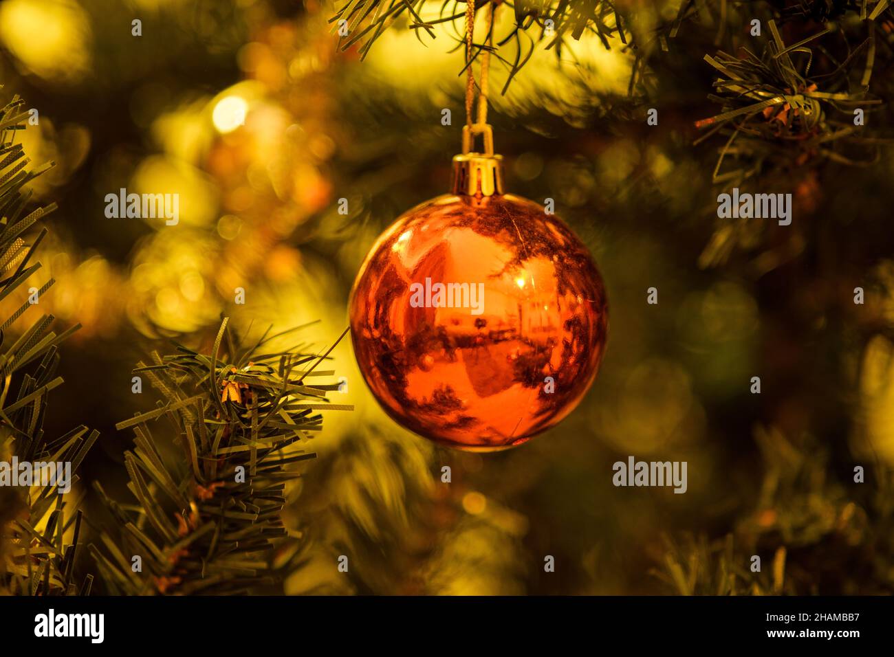 Nahaufnahme von Weihnachtsschmuck auf einem Weihnachtsbaum Stockfoto