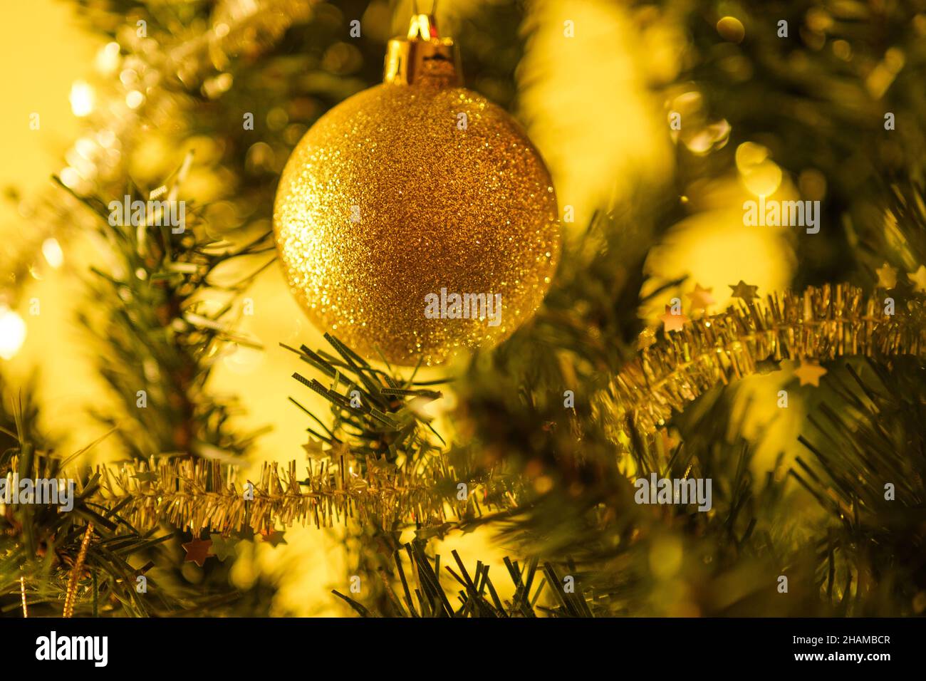 Nahaufnahme von Weihnachtsschmuck auf einem Weihnachtsbaum Stockfoto