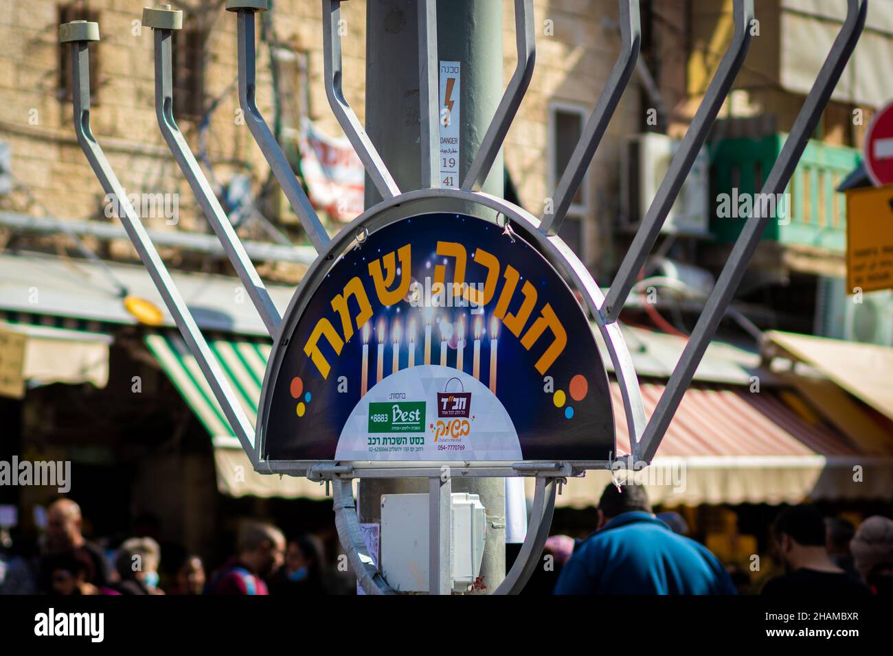 25-11-2021. jerusalem-israel. Eine riesige Metallmenorah, die von der Chabad Chassidim organizatio am Eingang zum Mahane Yehuda Markt in Jerusalem platziert wurde Stockfoto