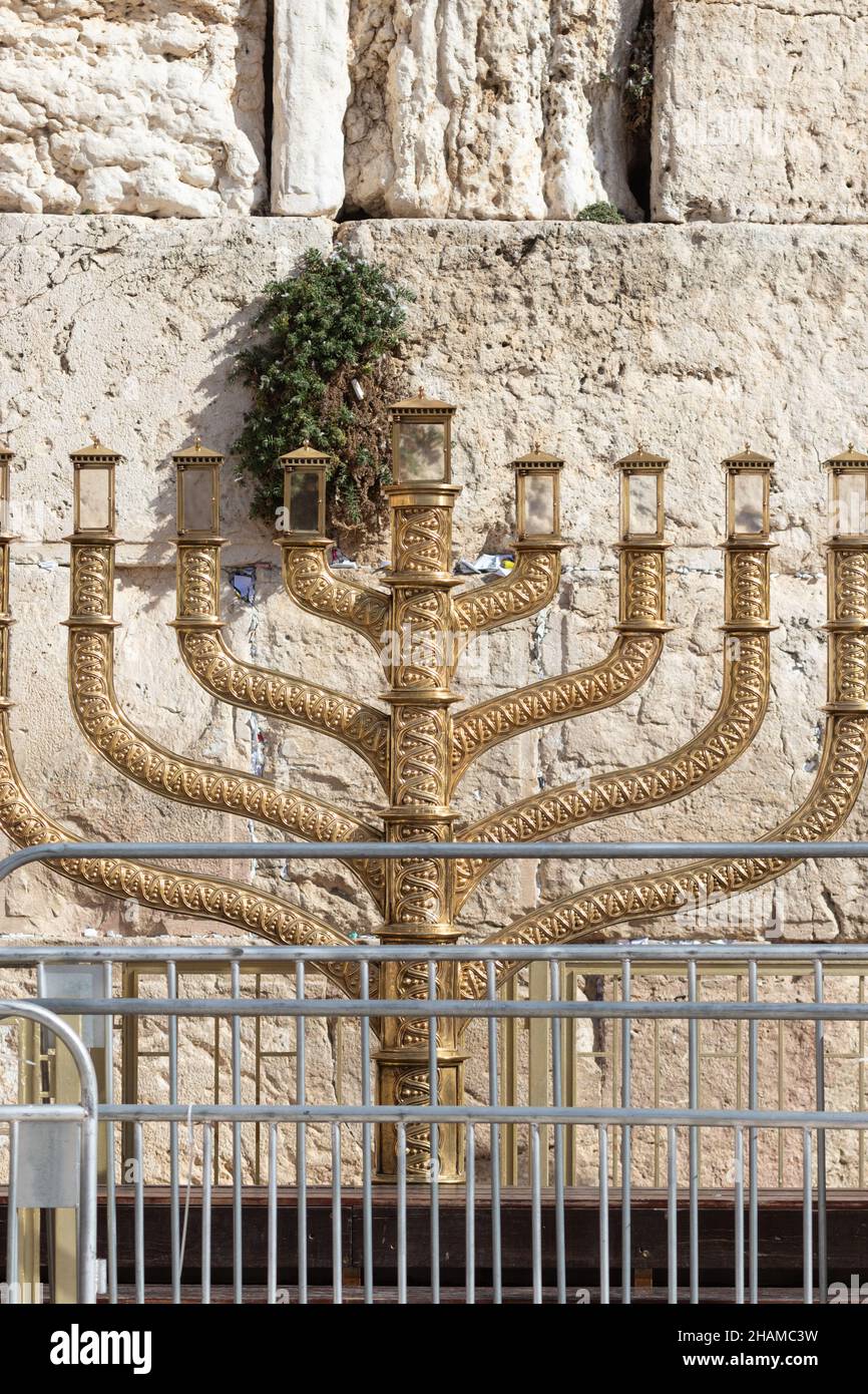 Die riesige traditionelle und staatseigene Menorah auf dem Platz der westlichen Mauer in Jerusalem, eine riesige goldfarbene Metall-Menorah. Vor dem Hintergrund der Stockfoto