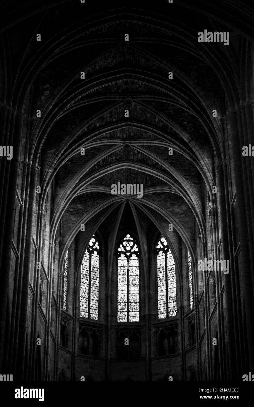 Vertikale Graustufenaufnahme des Innenraums der Kathedrale von Bordeaux in Frankreich Stockfoto