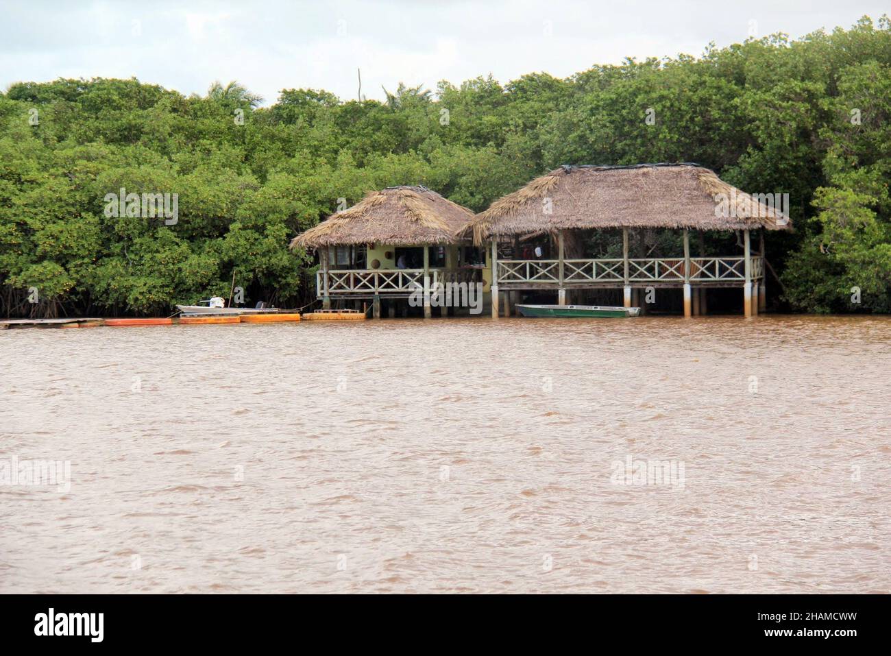 Restaurant am Flussufer gebaut, in der Mitte des Waldes. In Bahia - Brasilien. Stockfoto