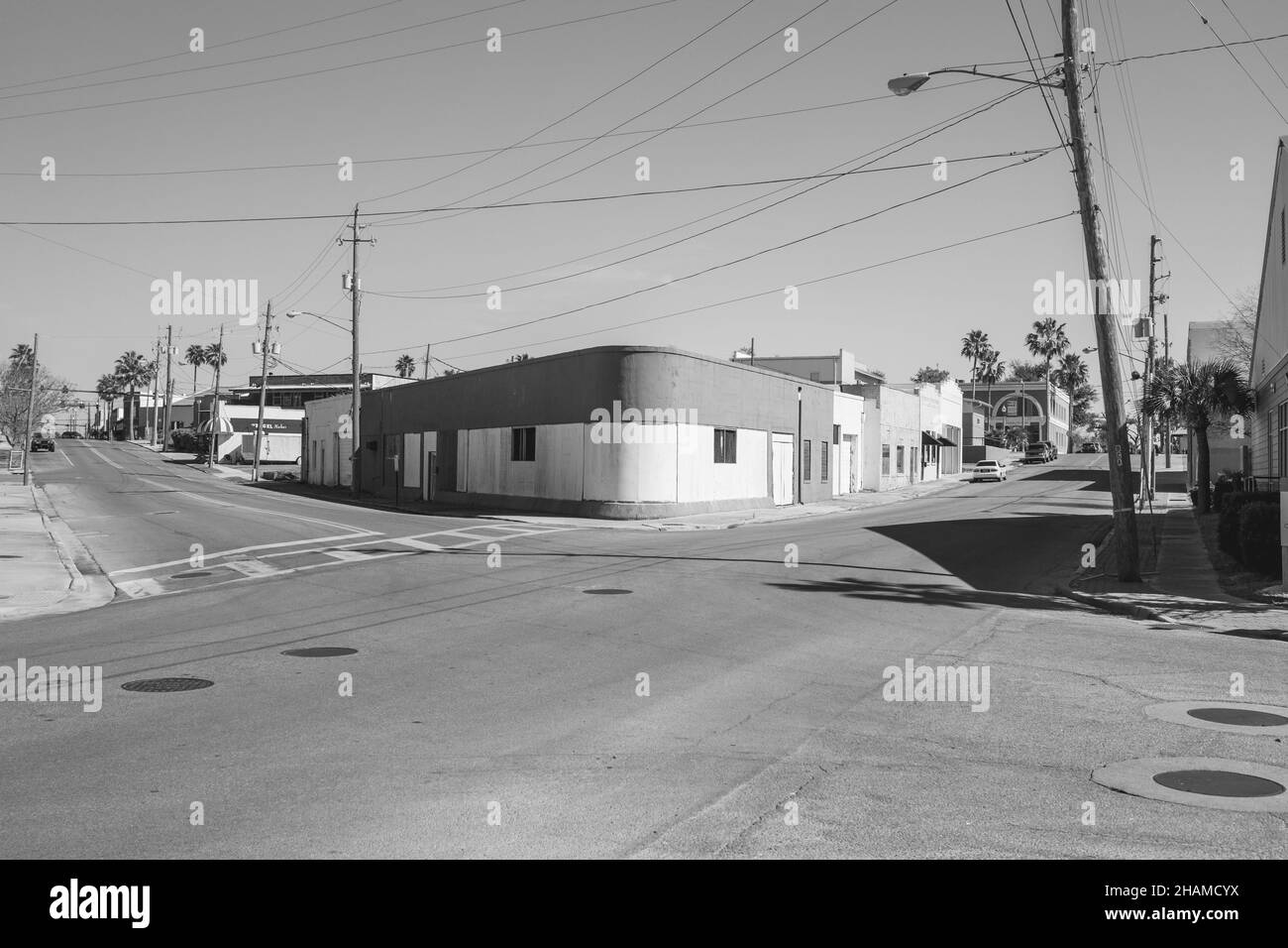 Szenische Schwarz-Weiß-Aufnahme einer leeren Straßenecke in Panama City, Florida, USA Stockfoto