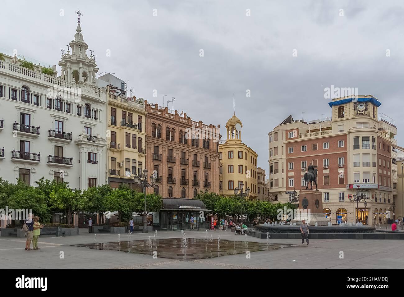 Córdoba Spanien - 09 13 2021: Blick auf den Tendillas-Platz, Plaza de las tendillas, der als Hauptplatz der Stadt gilt, klassische Gebäude, Brunnen Stockfoto