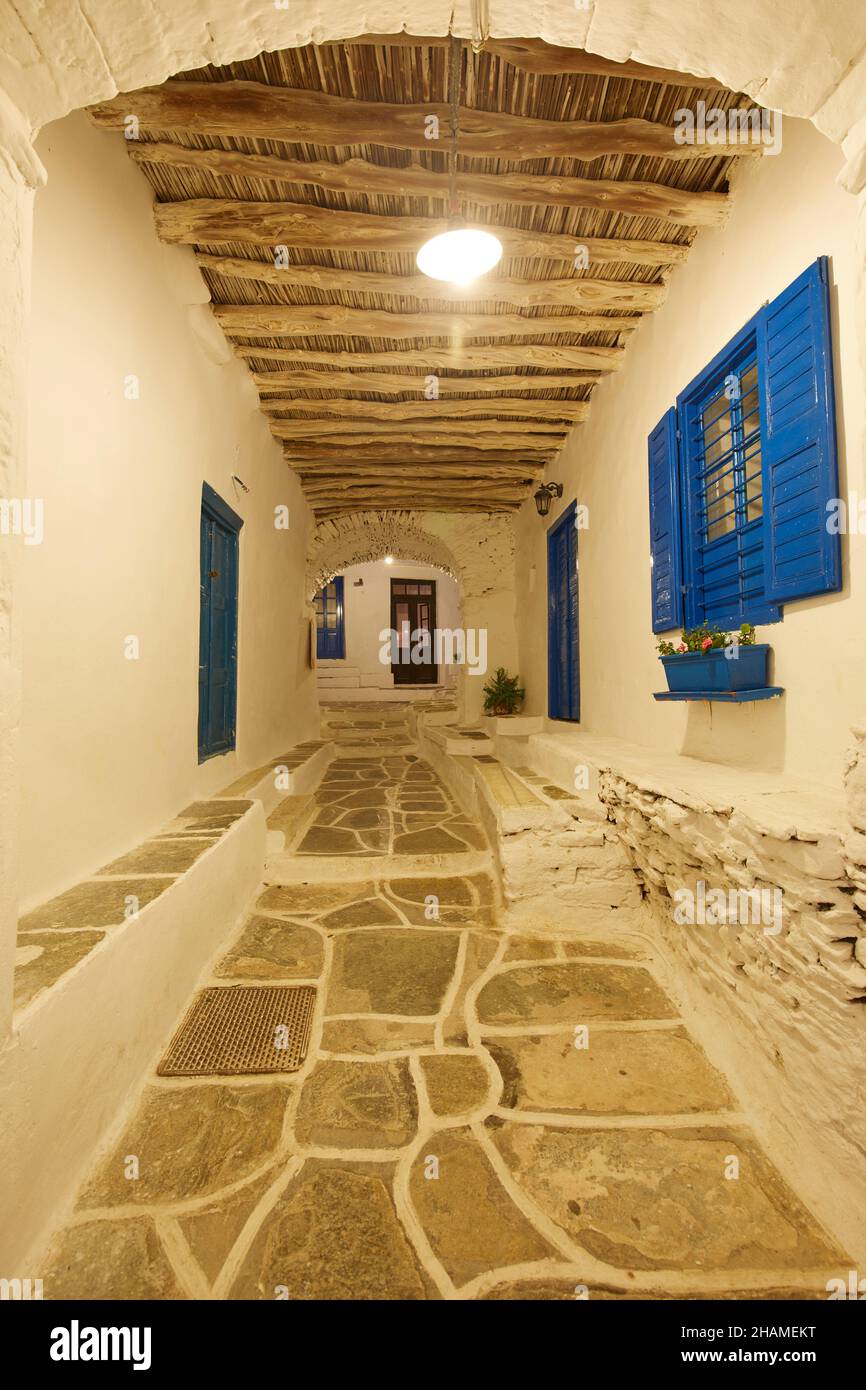 Gasse im traditionellen Dorf Kastro, Sifnos, Kykladen-Inseln, Griechenland Stockfoto