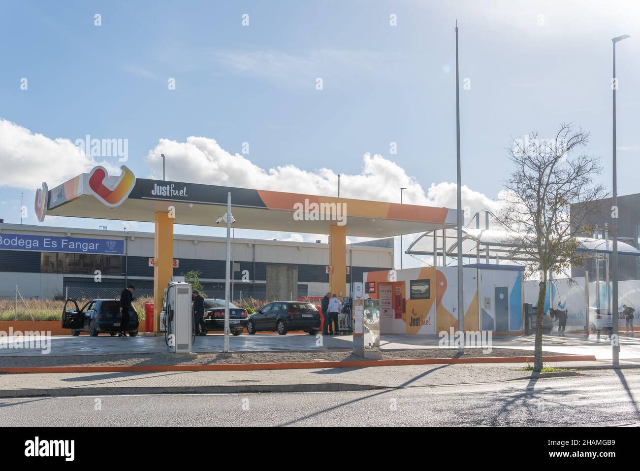 Felanitx, Spanien; dezember 07 2021: Service- und Tankstelle der Firma Just Fuel mit Kunden, im Industriepark der mallorquinischen Stadt Stockfoto