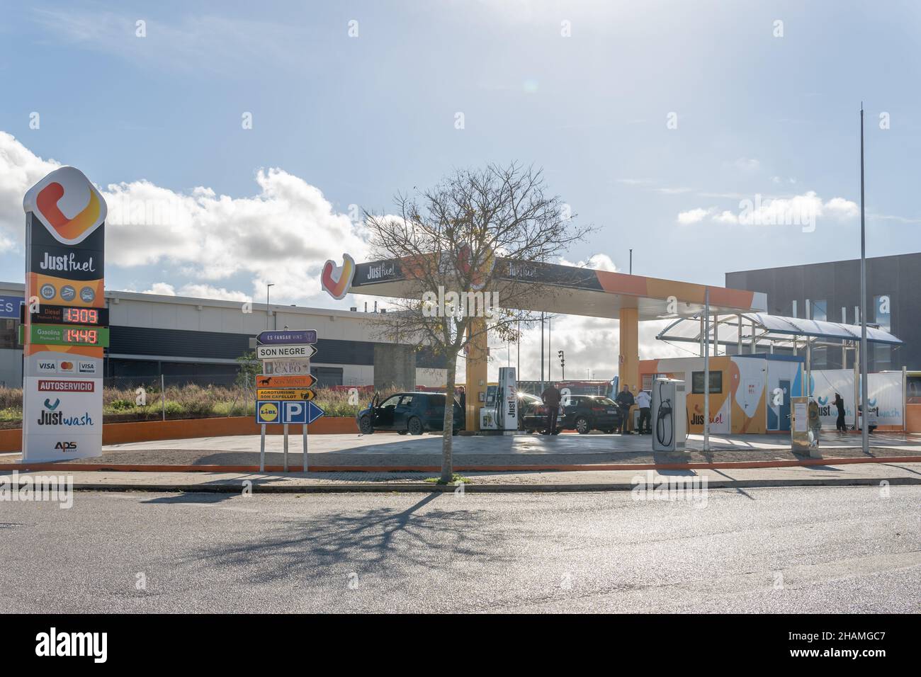 Felanitx, Spanien; dezember 07 2021: Service- und Tankstelle der Firma Just Fuel mit Kunden, im Industriepark der mallorquinischen Stadt Stockfoto