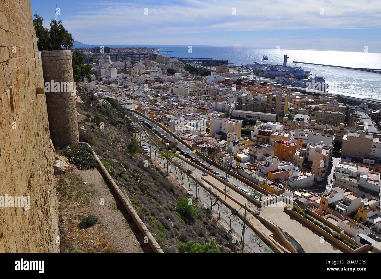 Der Hafen von Almeria bildet die Alcasaba Stockfoto