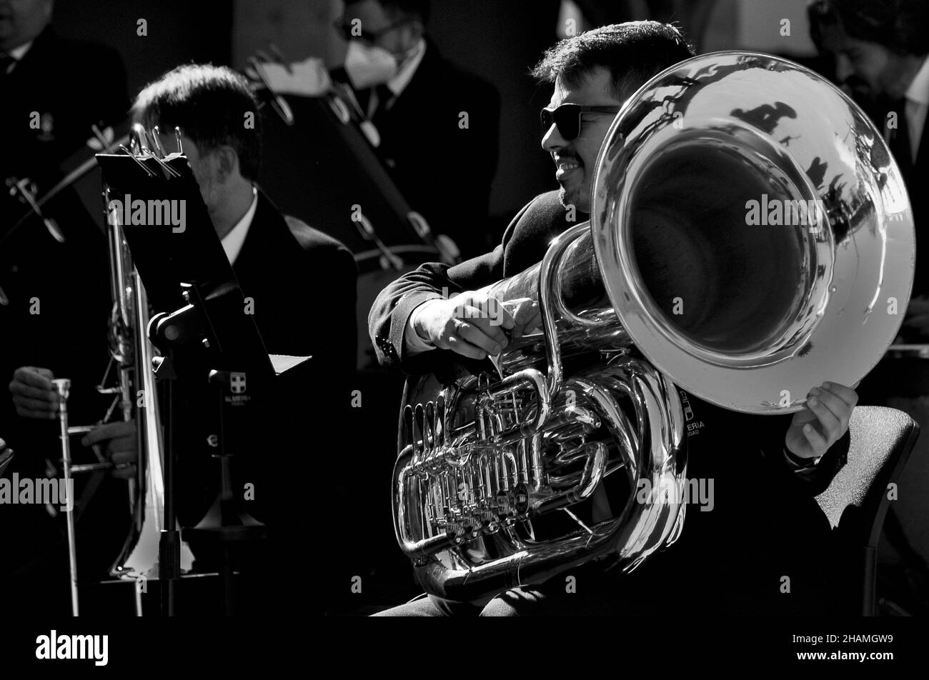 Tuba-Spieler in Brass-band Stockfoto