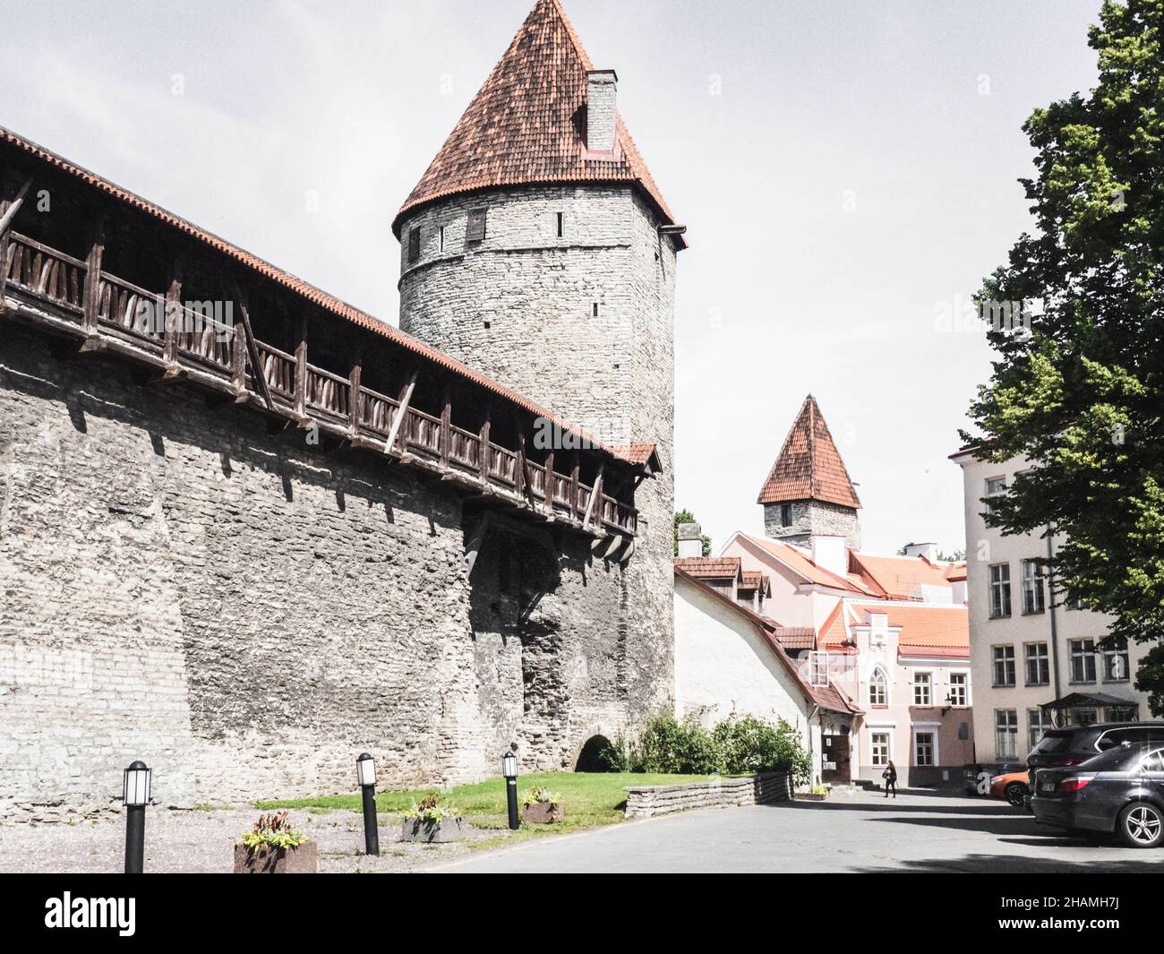 TALLINN, ESTLAND - 12. Juli 2019: Festungsmauer der Altstadt in Tallinn, Estland. Die Altstadt ist in der UNESCO-Liste des Weltkulturerbes aufgeführt Stockfoto