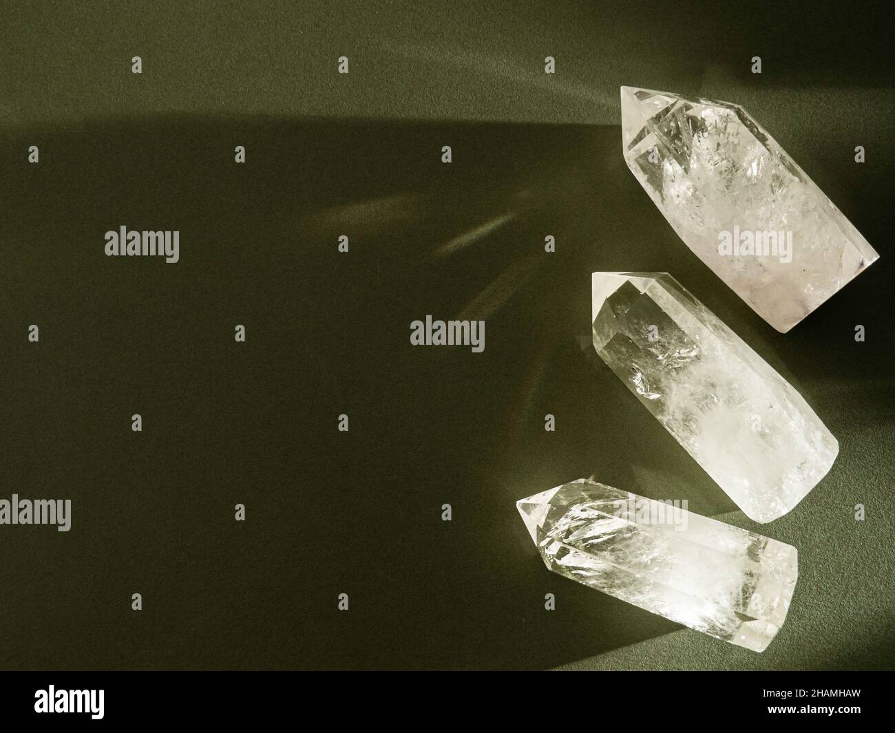 Sammlung von Quarzkristallen auf grünem Hintergrund. Draufsicht. Speicherplatz kopieren Stockfoto