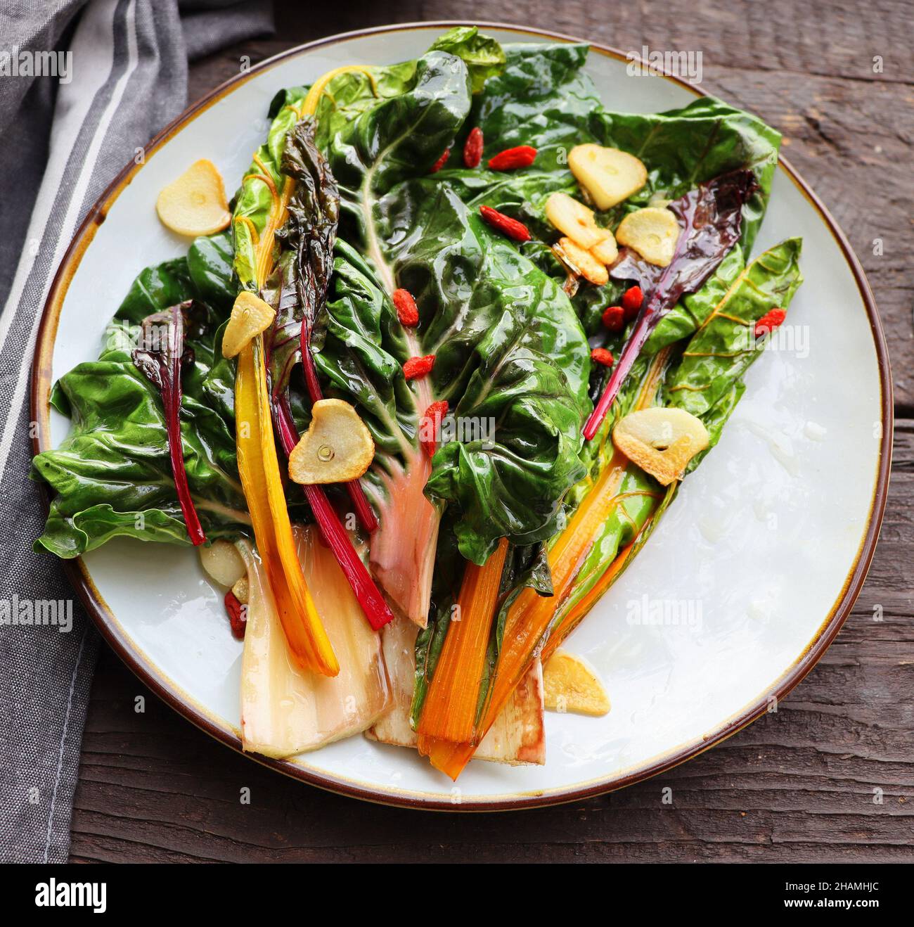 Verwelkter schweizer Mangold-Salat mit Butter und Knoblauch auf ...