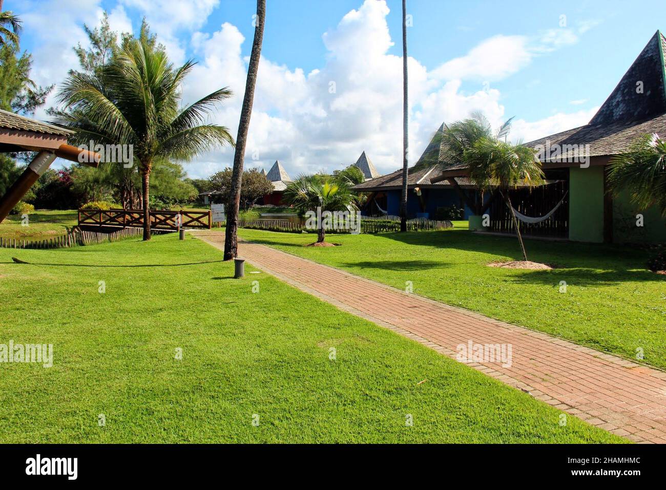 Vila Galé Resort: Garten und individuelle Chalets im Resort im Nordosten Brasiliens - Camaçari- Bahia - Brasilien Stockfoto