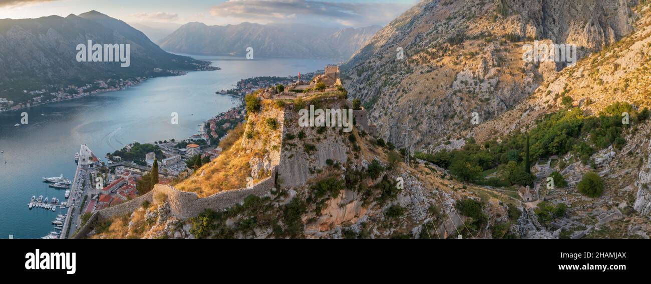 Blick auf den Sonnenuntergang auf der Spitze der St. John (San Giovanni) Festung und Burg, Altstadt, Kotor, Bucht von Kotor, Montenegro. Stockfoto
