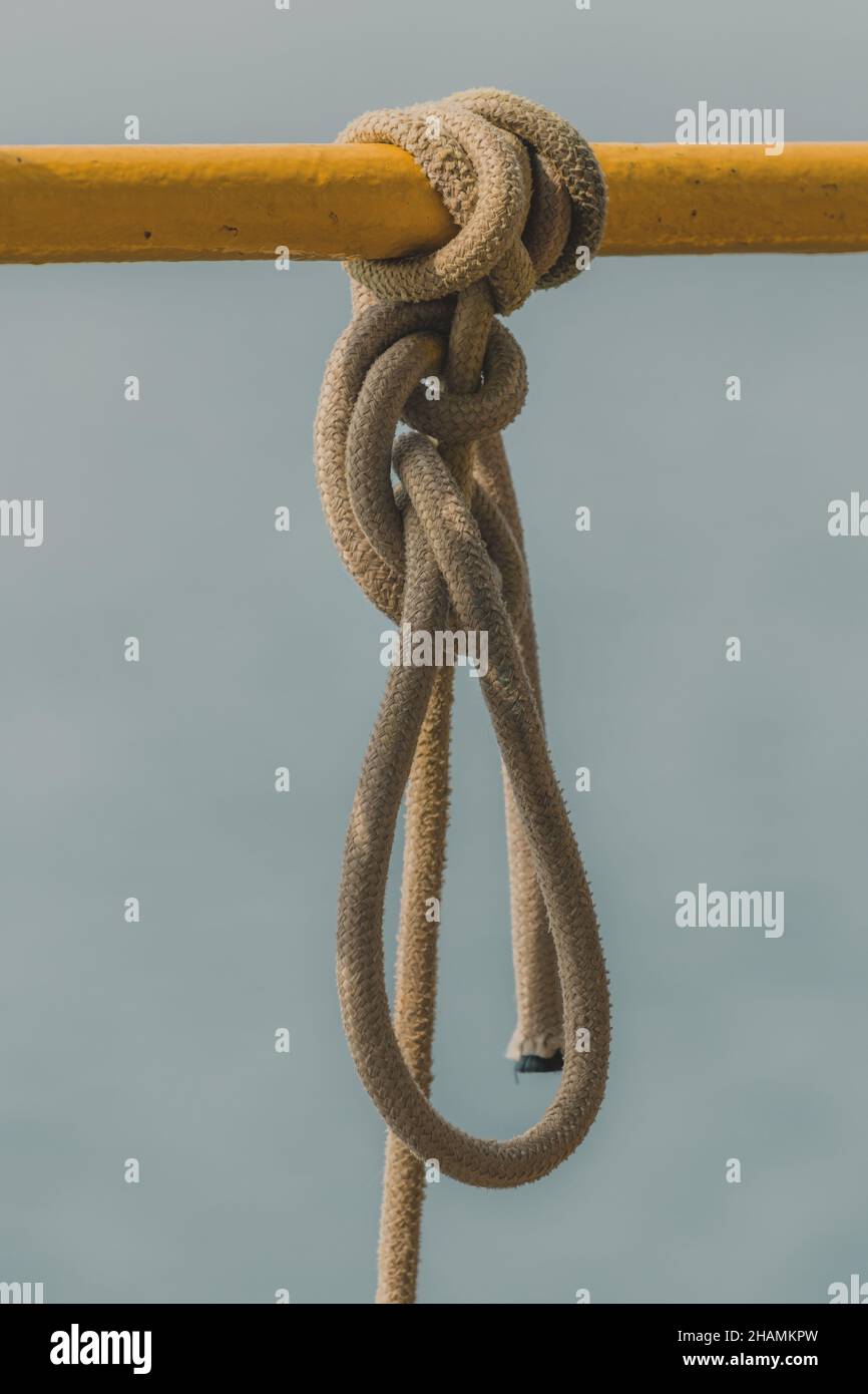Altes Seil an einen Knoten gebunden, Nahaufnahme mit selektivem Fokus Stockfoto
