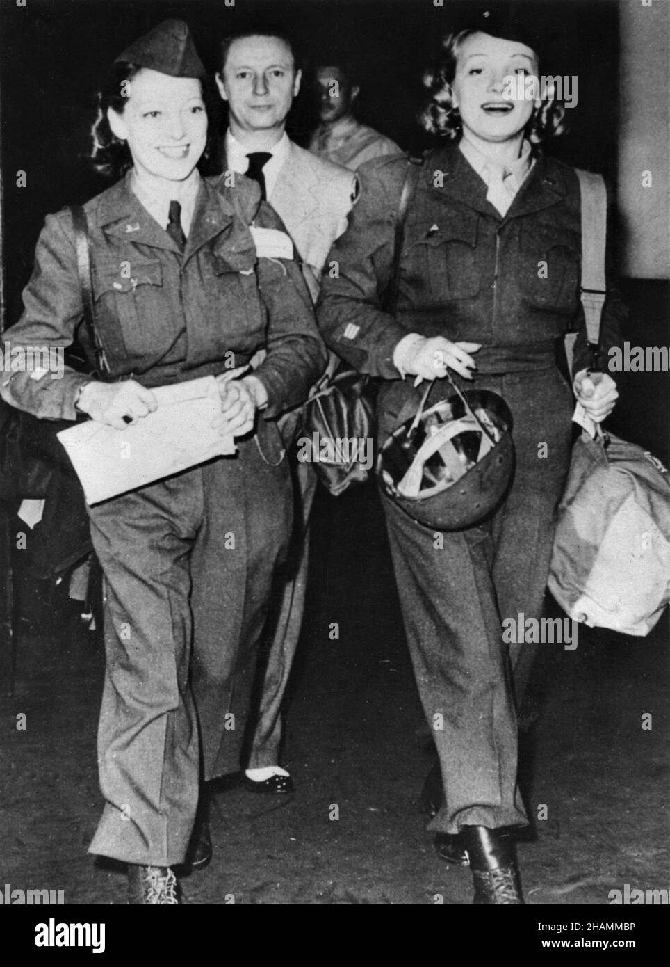 MARLENE DIETRICH und die Schauspielerin LYNN MAYBERRY bei der Ankunft am LaGuardia Airfield in New York im Juli 1945 nach einer 11-monatigen Tour, die Soldaten in Europa mit Dietrichs Ehemann RUDOLF SIEBER hinter sich unterhält Stockfoto
