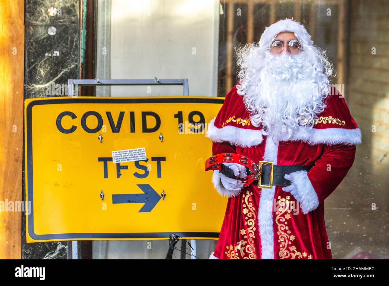 Southport, Merseyside. UK Covid. 14th. Dezember 2021. Ein stetiger Strom von Menschen besuchen das Covid Test Center im Stadtzentrum. Die 2 wichtigsten Tests sind: PCR-Tests – vor allem für Menschen mit Symptomen, sie werden in ein Labor geschickt, um überprüft werden. Schnelle laterale Durchflusstests – nur bei Menschen ohne Symptome liefern sie mit einem Gerät, das einem Schwangerschaftstest ähnelt, ein schnelles Ergebnis. Quelle: MediaWorldImages/AlamyLiveNews Stockfoto