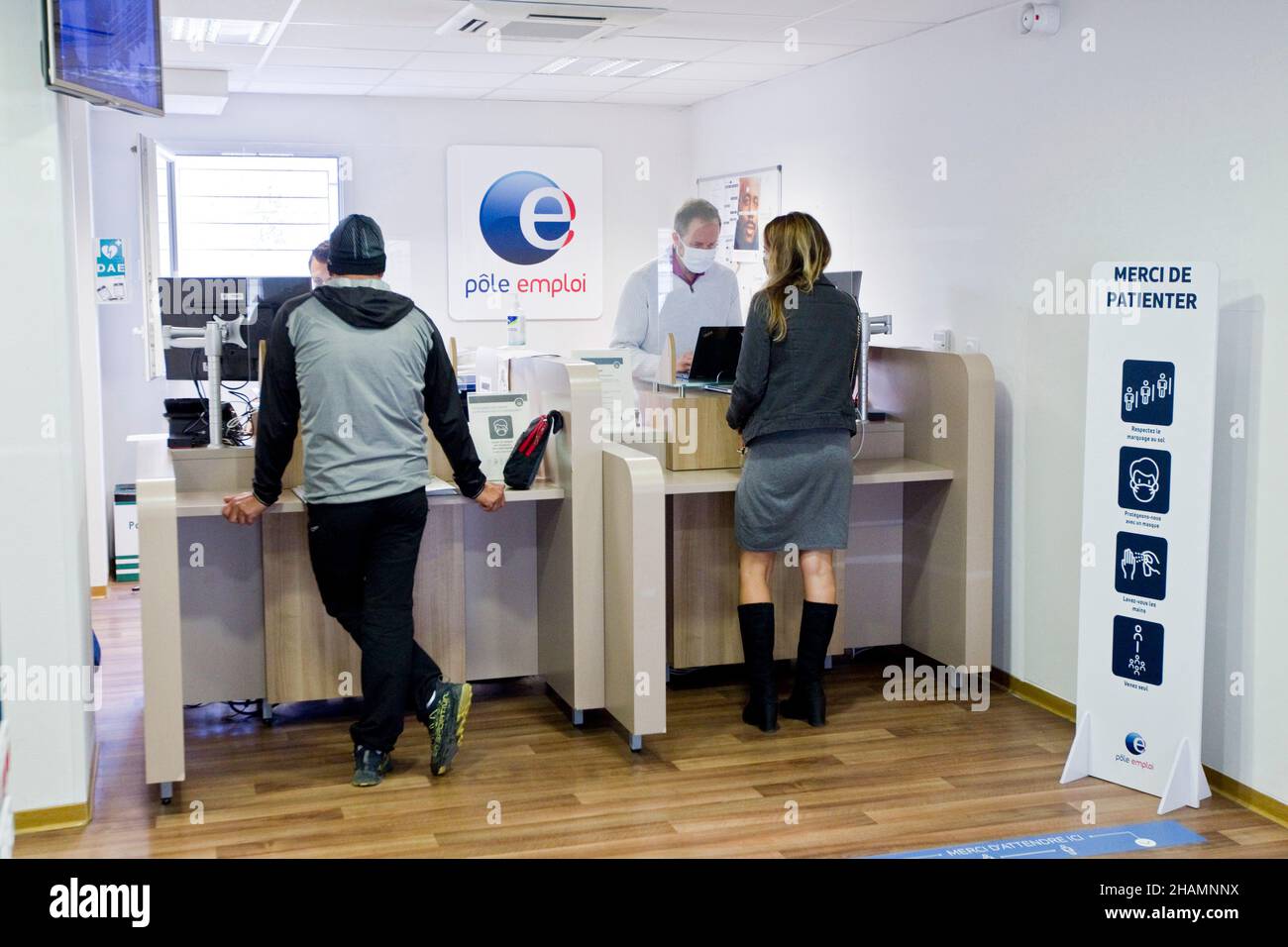 Jobcenter ÒPole emploiÓ in Gap (Südostfrankreich). Mitarbeiter und Arbeitssuchende an der Rezeption Stockfoto