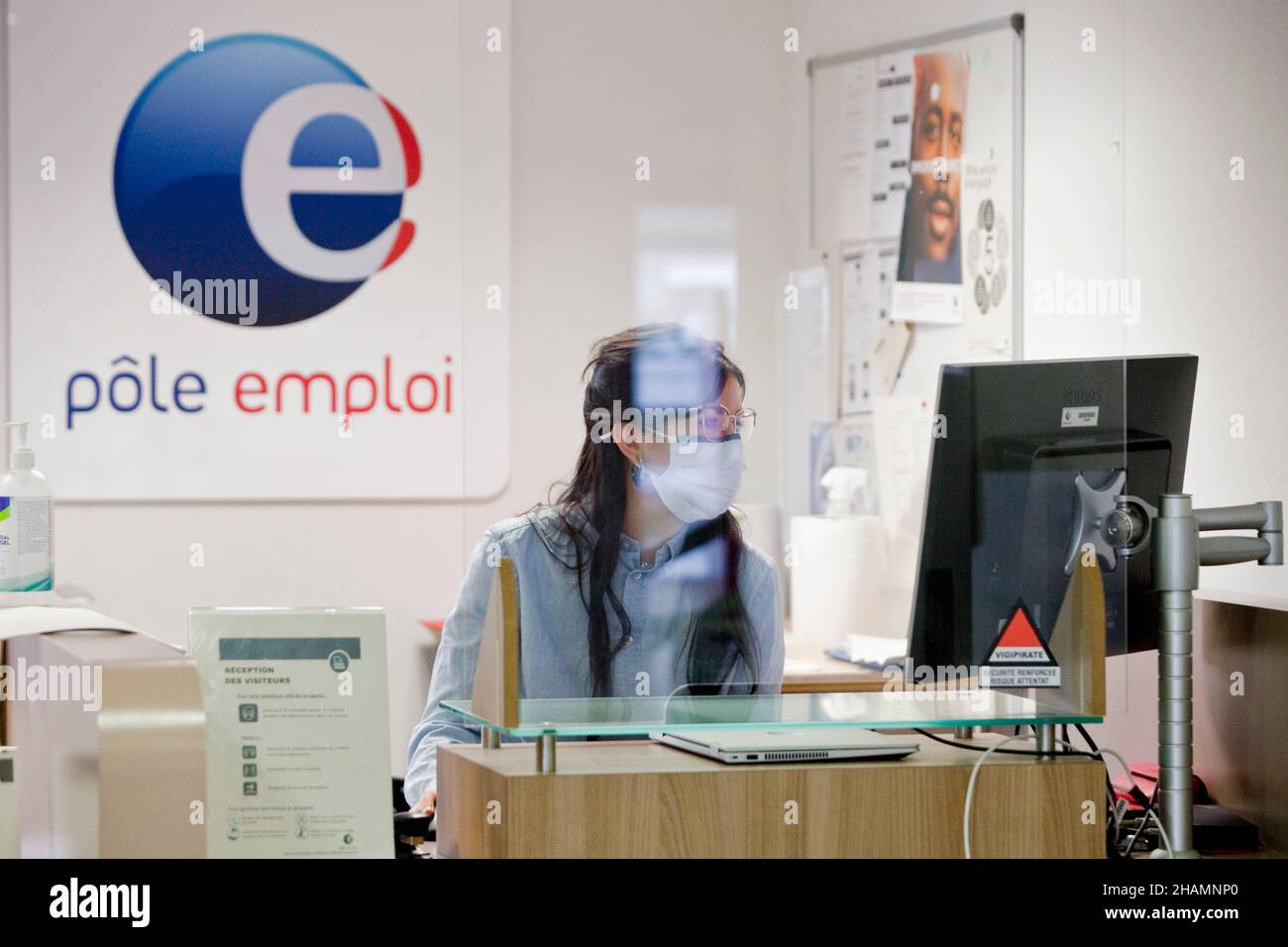 Jobcenter „Pole emploi“ in Gap (Südostfrankreich). Mitarbeiter an der Rezeption Stockfoto