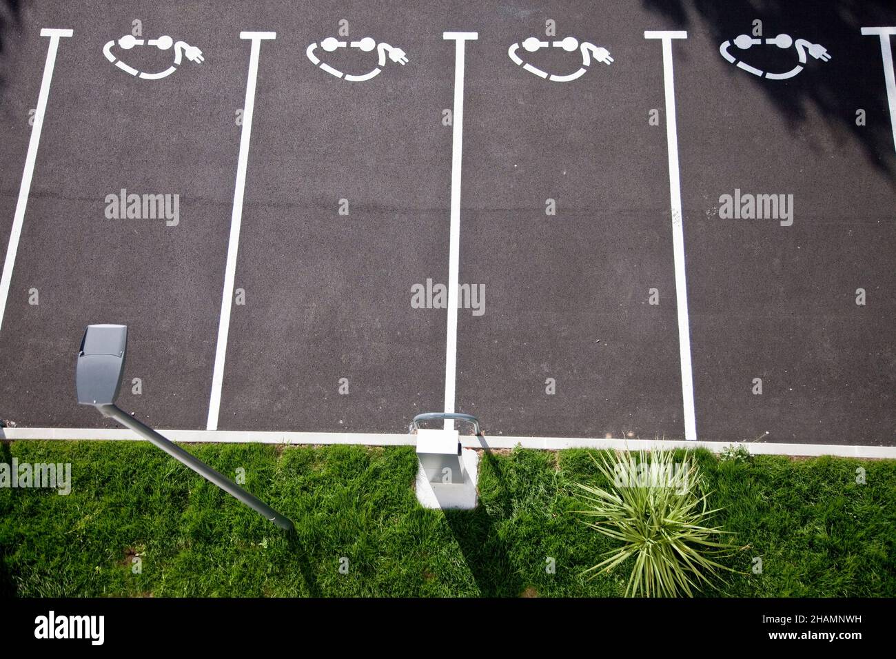 Ibis Styles Hotel in Castelnaudary (Südfrankreich). Ladestation und reservierte Parkplätze für Elektroautos Stockfoto