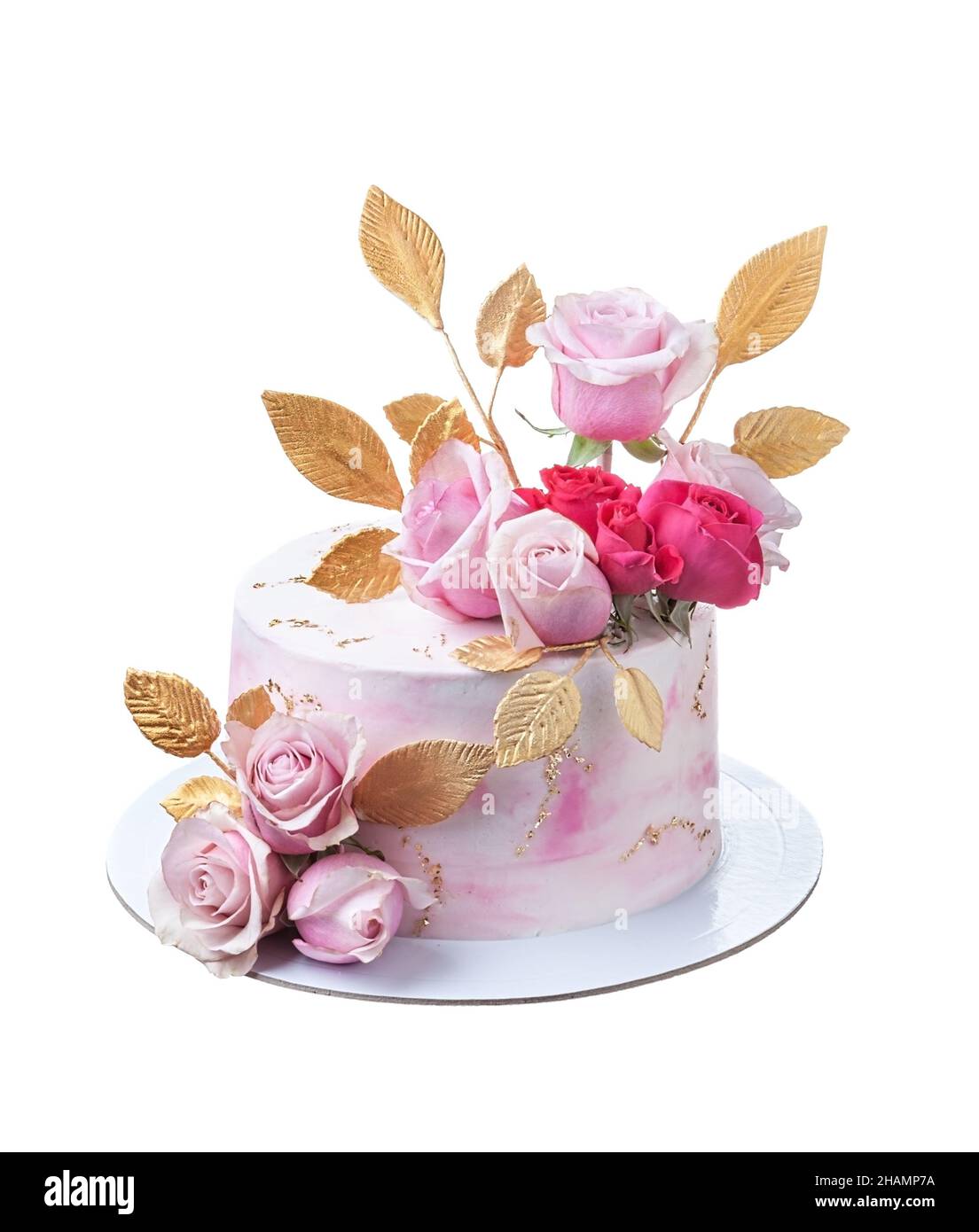 Zarte festliche rosa Torte mit Rosenblüten verziert mit goldenen Blättern. Isoliert auf weißem Hintergrund. Stockfoto