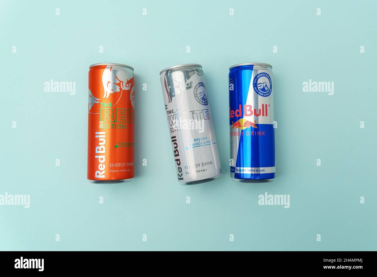 Tjumen, Russland-08. Dezember 2021: Verschiedene Aluminiumdosen von Red Bull Energy Drink. Red Bull ist das beliebteste Energy Drink der Welt Stockfoto