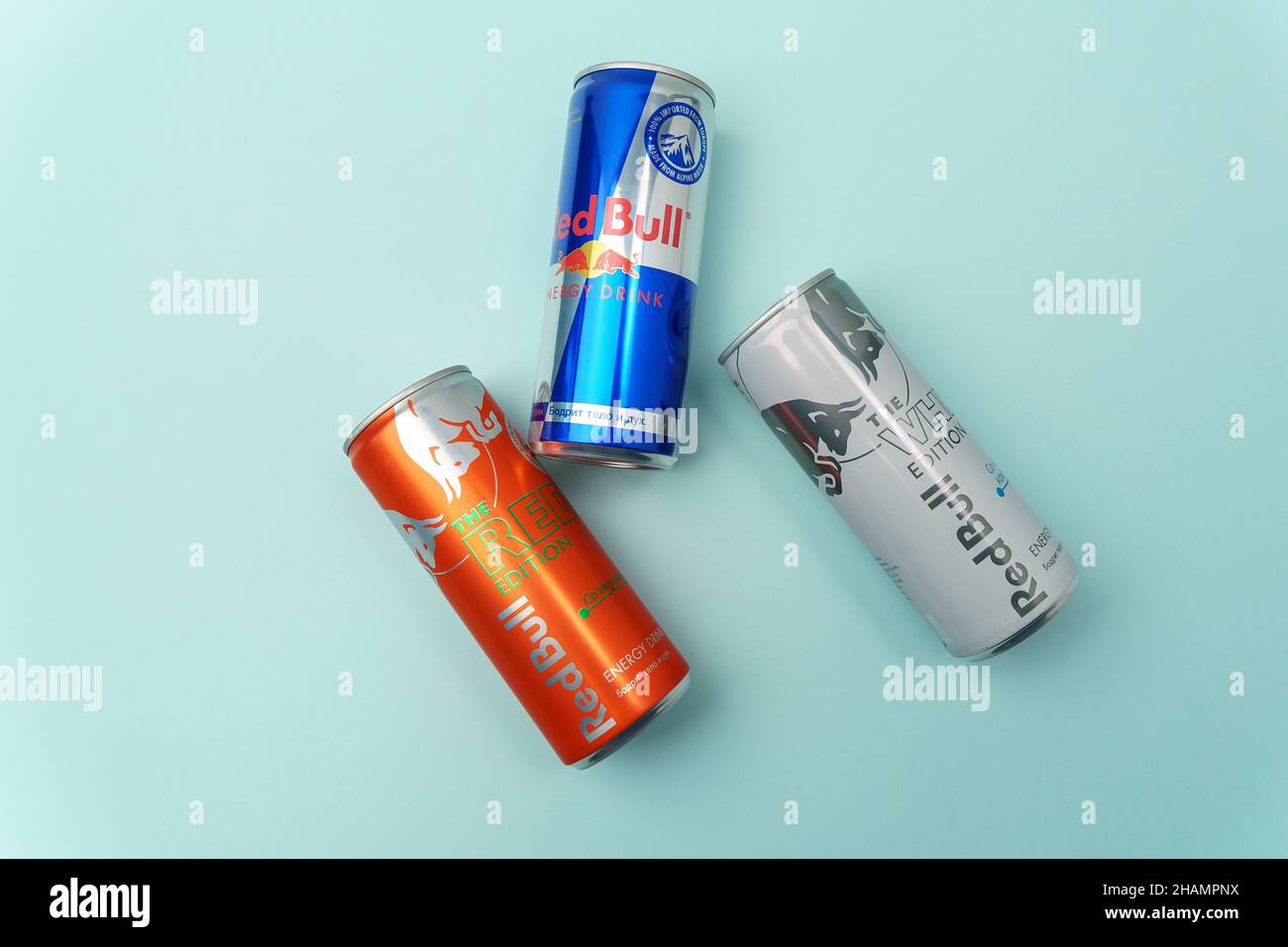 Tjumen, Russland-08. Dezember 2021: Verschiedene Aluminiumdosen von Red Bull Energy Drink. Red Bull ist das beliebteste Energy Drink der Welt Stockfoto