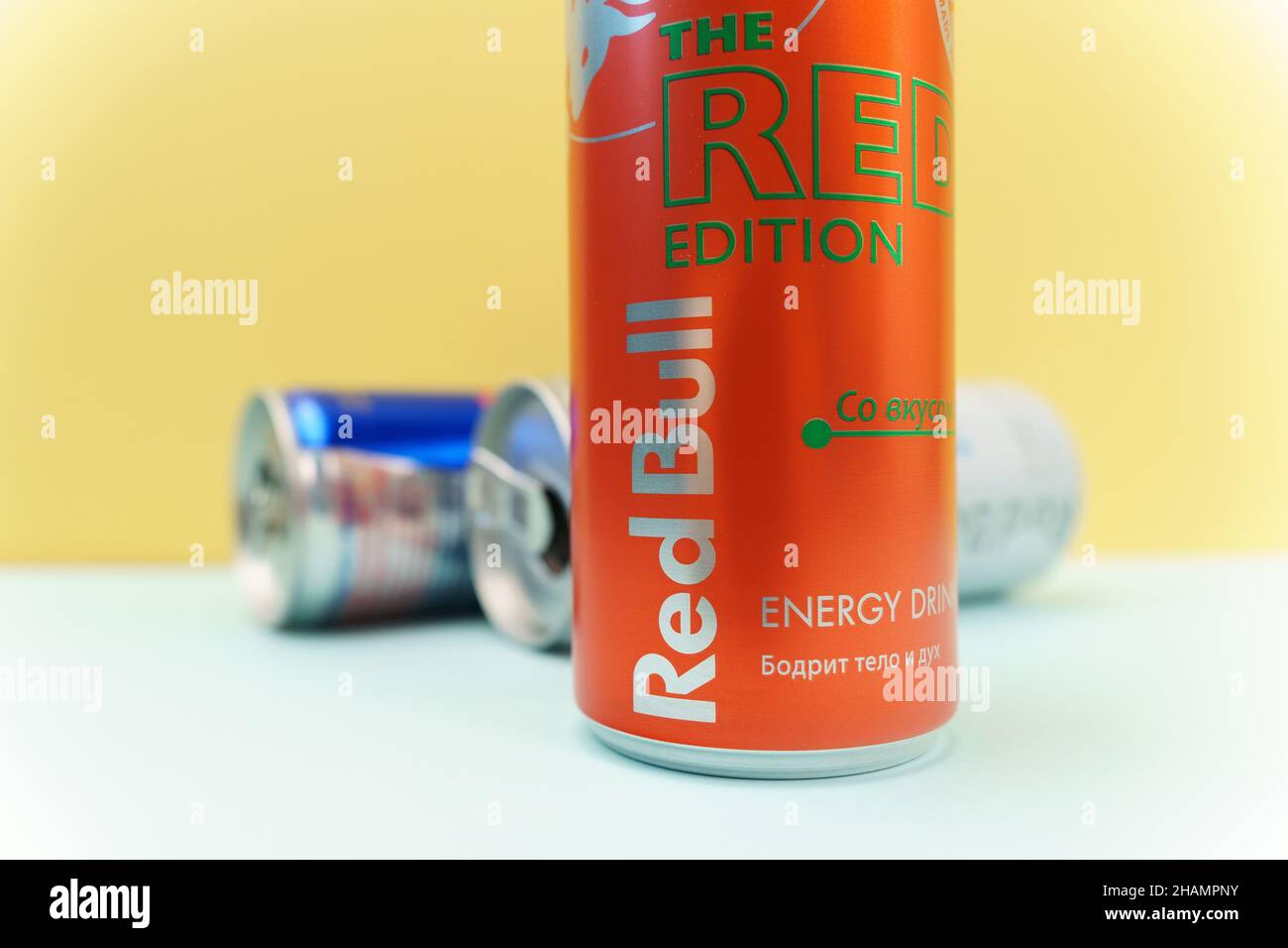 Tjumen, Russland-08. Dezember 2021: Red Bull Red Edition in den Händen einer Aluminium-Dose Energy Drink Stockfoto