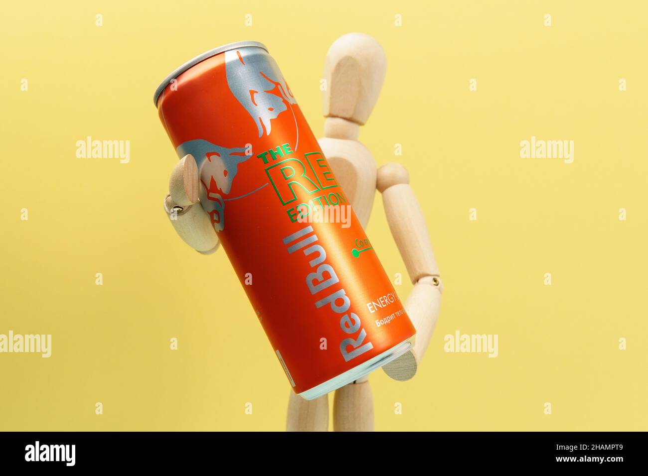 Tyumen, Russland-08. Dezember 2021: Aluminiumkänze des Energy Drinks Red Bull The Red Edition Coconut and Berry Taste. Stockfoto