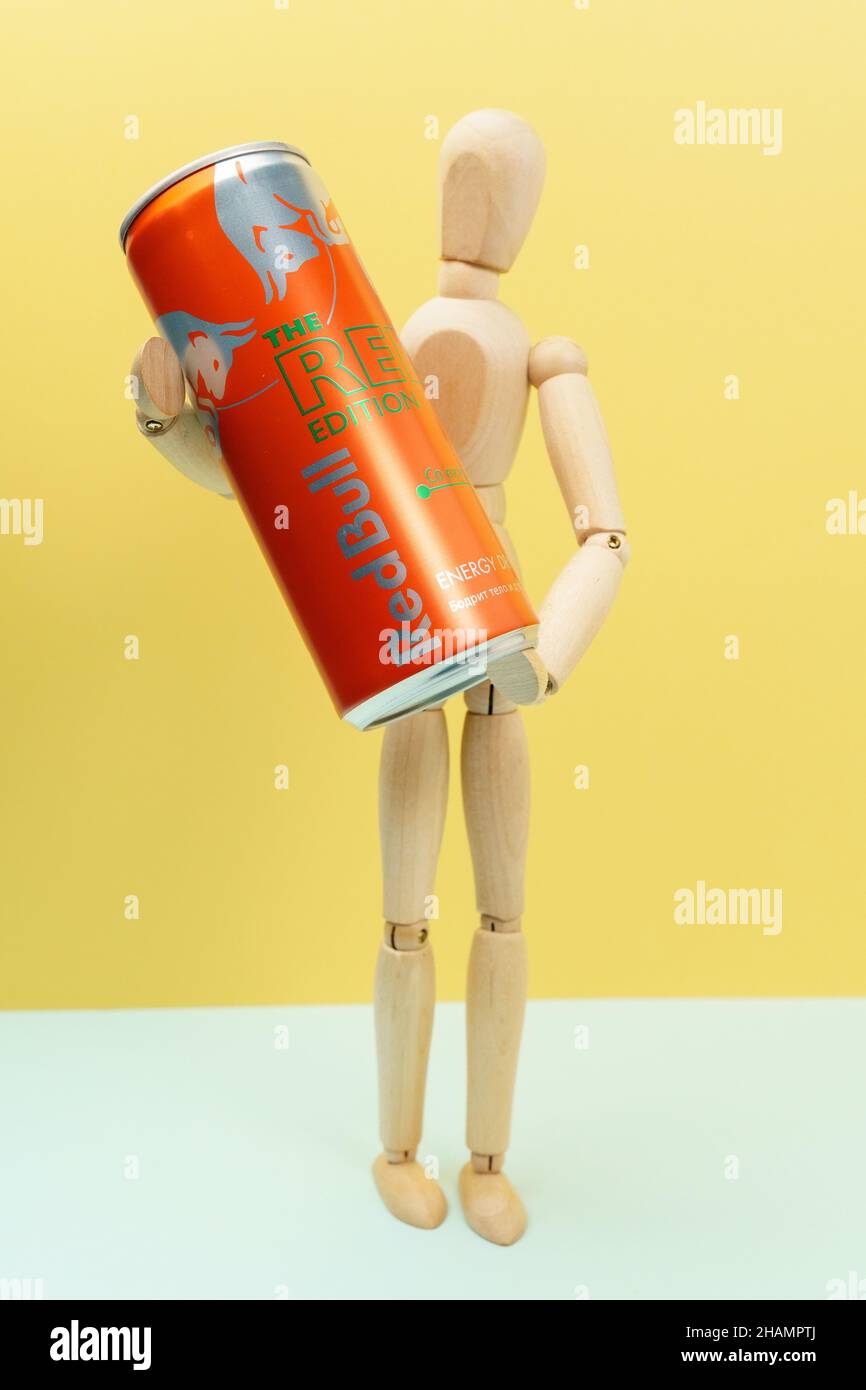 Tyumen, Russland-08. Dezember 2021: Aluminiumkänze des Energy Drinks Red Bull The Red Edition Coconut and Berry Taste. Stockfoto