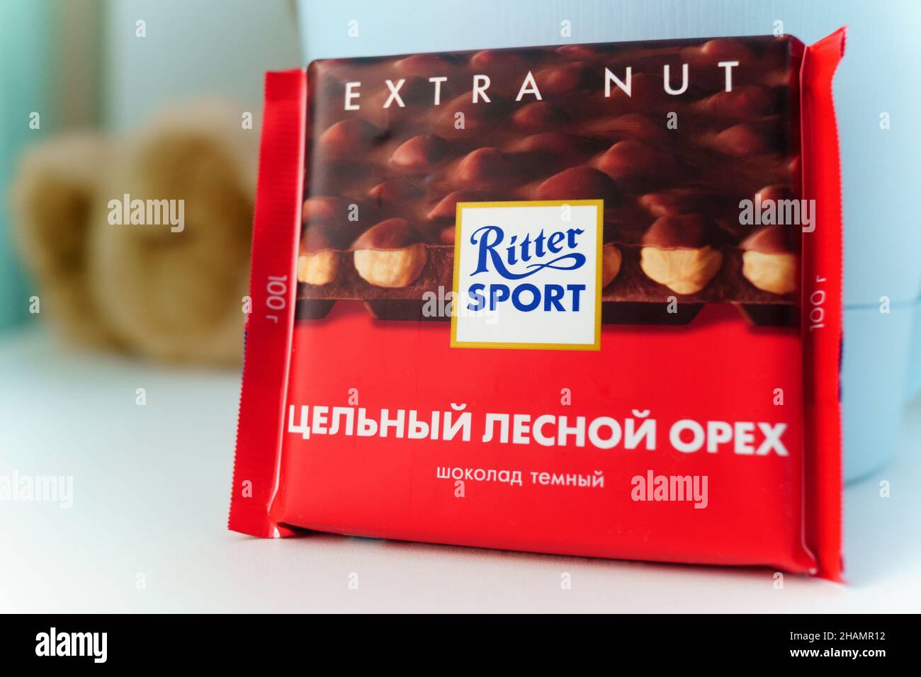 Tjumen, Russland-13. November 2021: Dunkle Schokolade von Ritter Sport mit Haselnüssen. Ritter Sport ist eine Schokoladenmarke für den Alfred Ritter. Stockfoto