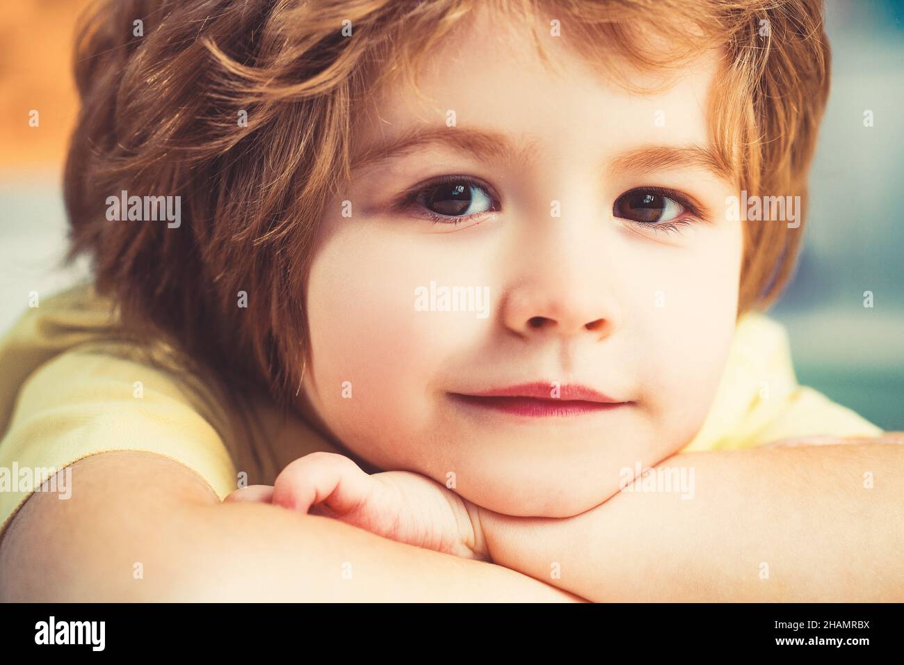 Nahaufnahme Porträt des Kindes. Lustige kleinen Jungen 5 Jahre alt. Stockfoto