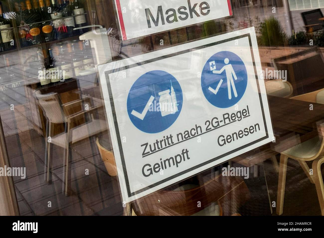 Einführung der Regel von 2G in Gasthäusern und Gaststätten in Bayern. Ein Schild an der Eingangstür weist auf die Regel von 2G in einem Restaurant in München am 14th. Dezember 2021 hin. 2G Regel - geimpft, erholt. Zugriff nach der Regel von 2G. Zugriff nur mit FFP2 Maske. Stockfoto