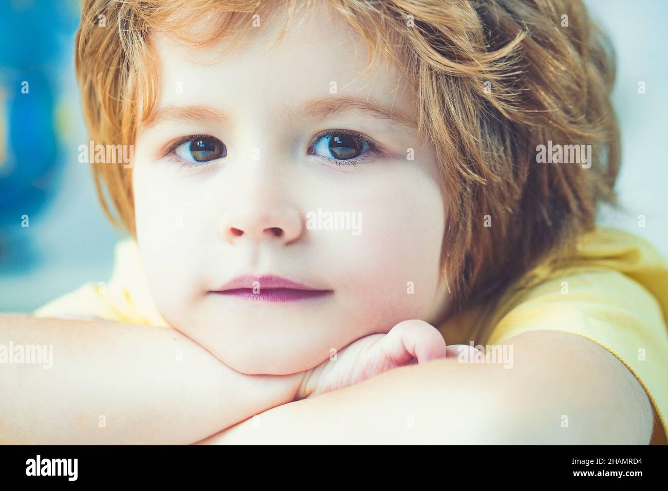 Porträt des süßen kleinen Kindes Nahaufnahme. Stockfoto