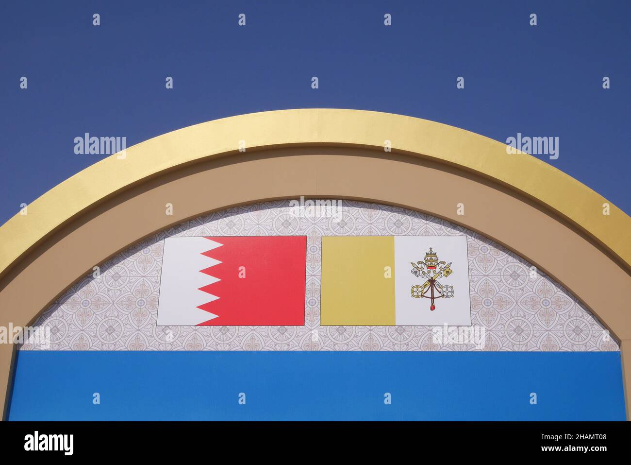 Flagge des Königreichs Bahrain und der Vatikanischen Flagge, vor der Kathedrale unserer Lieben Frau von Arabien, Awali, Königreich Bahrain Stockfoto