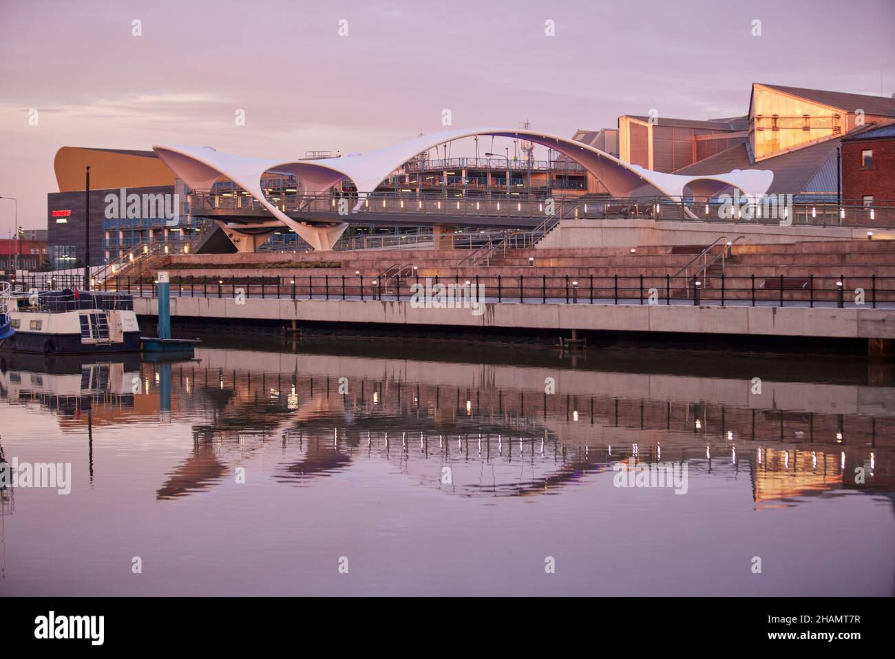Hull Murdoch Connection Fußgängerbrücke, die die Stadt mit dem Hafen verbindet Stockfoto