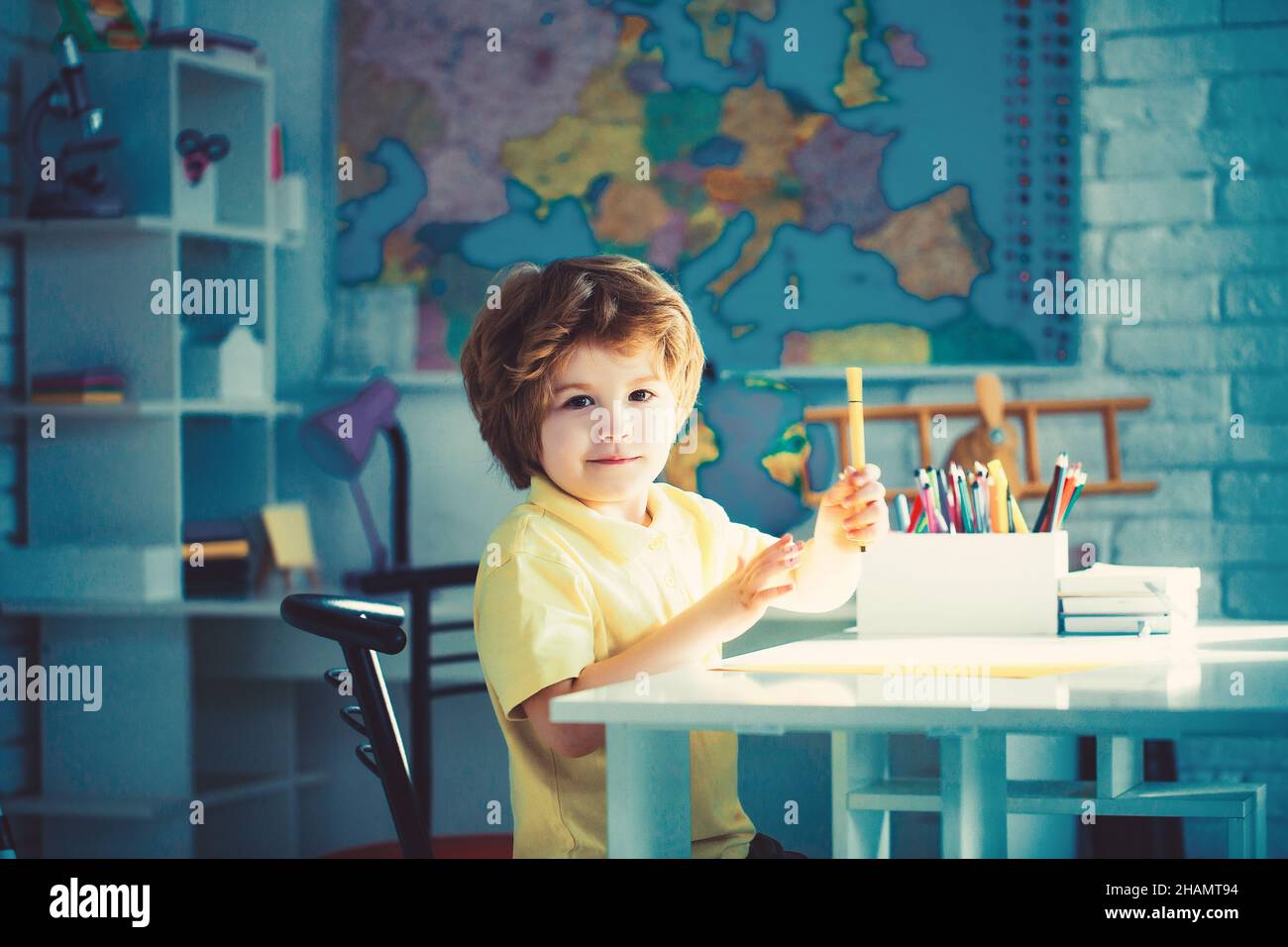 Kind malen Bild mit Buntstift im Album mit einer Menge von Malwerkzeugen. Stockfoto