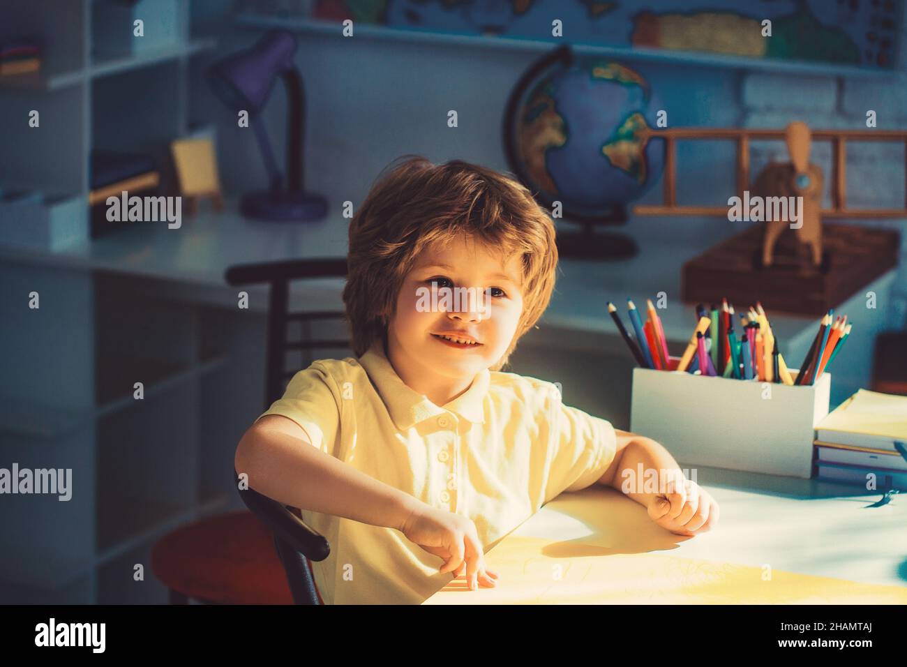 Lustige glückliche Kinder zeichnen im Haus. Stockfoto